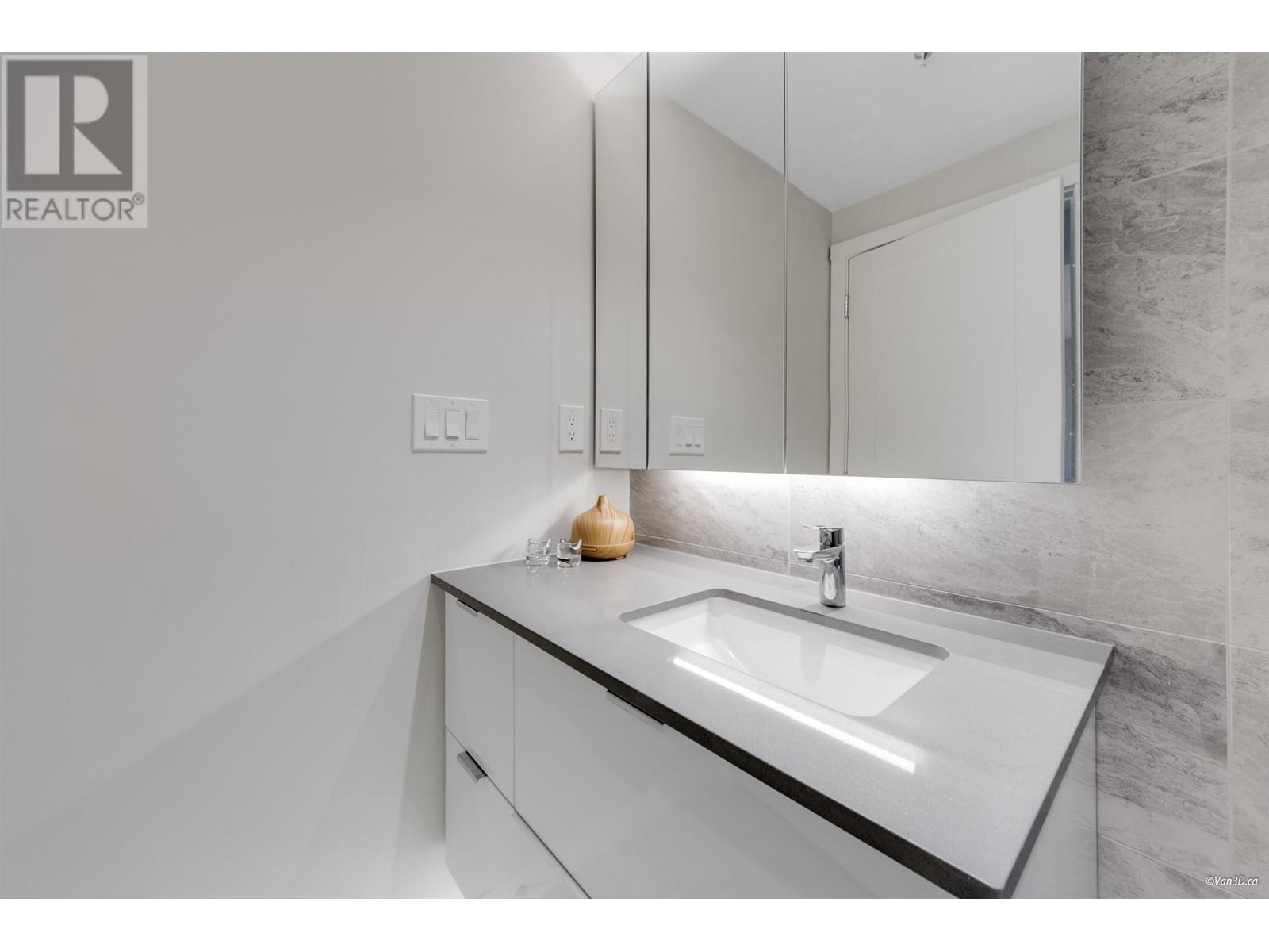 Listing Picture 17 of 29 : 407 3699 SEXSMITH ROAD, Richmond / 烈治文 - 魯藝地產 Yvonne Lu Group - MLS Medallion Club Member