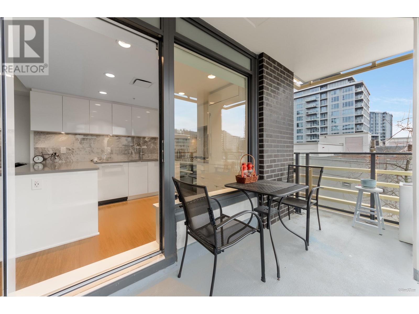 Listing Picture 22 of 29 : 407 3699 SEXSMITH ROAD, Richmond / 烈治文 - 魯藝地產 Yvonne Lu Group - MLS Medallion Club Member
