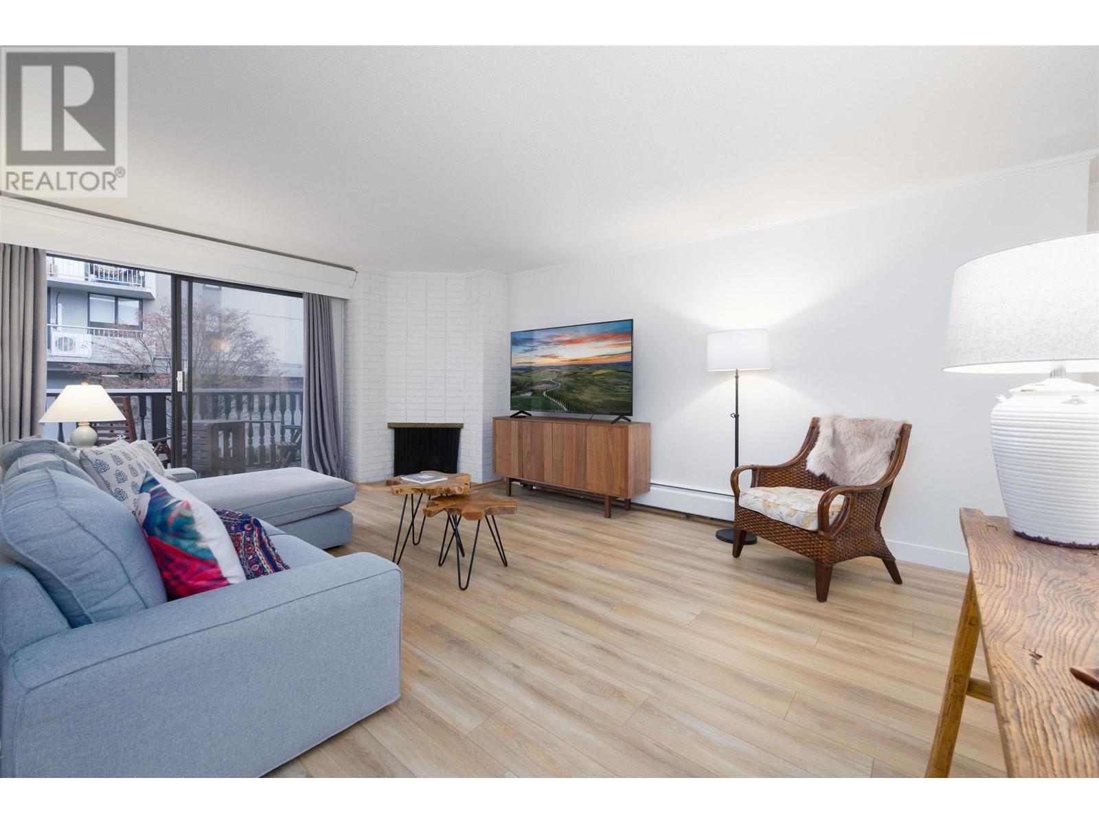 207 1610 Chesterfield Avenue, North Vancouver, British Columbia  V7N 2N7 - Photo 2 - R2969877