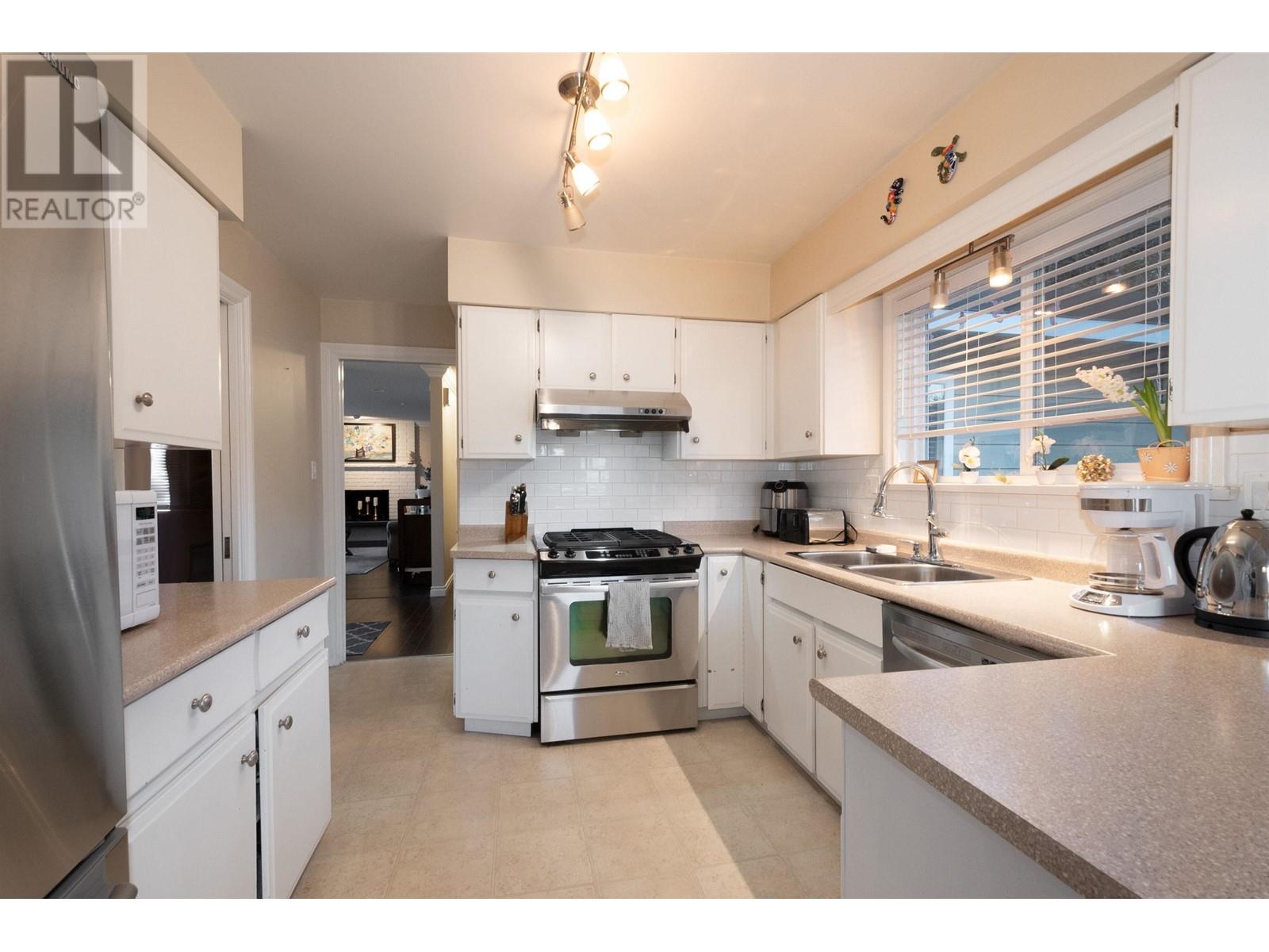 Listing Picture 11 of 40 : 5415 IVAR PLACE, Burnaby / 本拿比 - 魯藝地產 Yvonne Lu Group - MLS Medallion Club Member