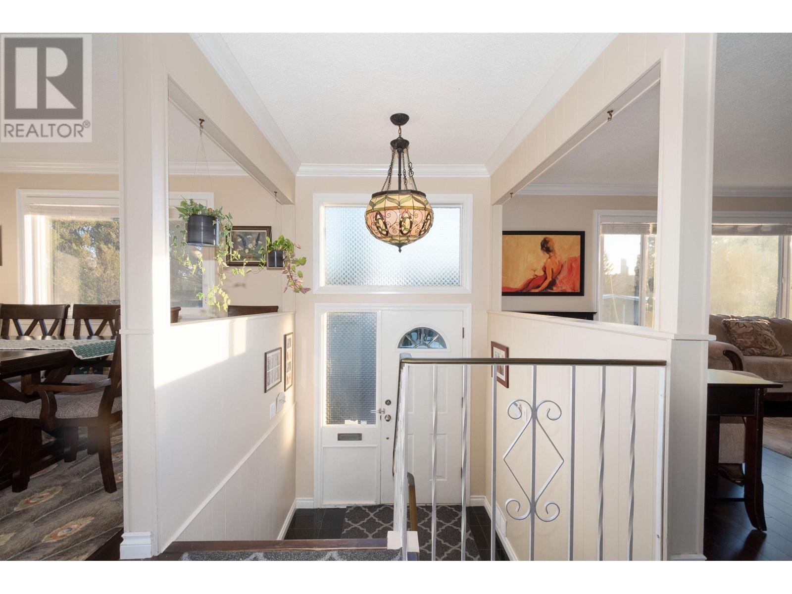 Listing Picture 2 of 40 : 5415 IVAR PLACE, Burnaby / 本拿比 - 魯藝地產 Yvonne Lu Group - MLS Medallion Club Member