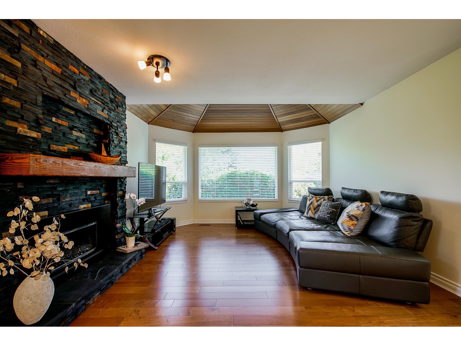 Property at 12926 19 AVENUE image 4