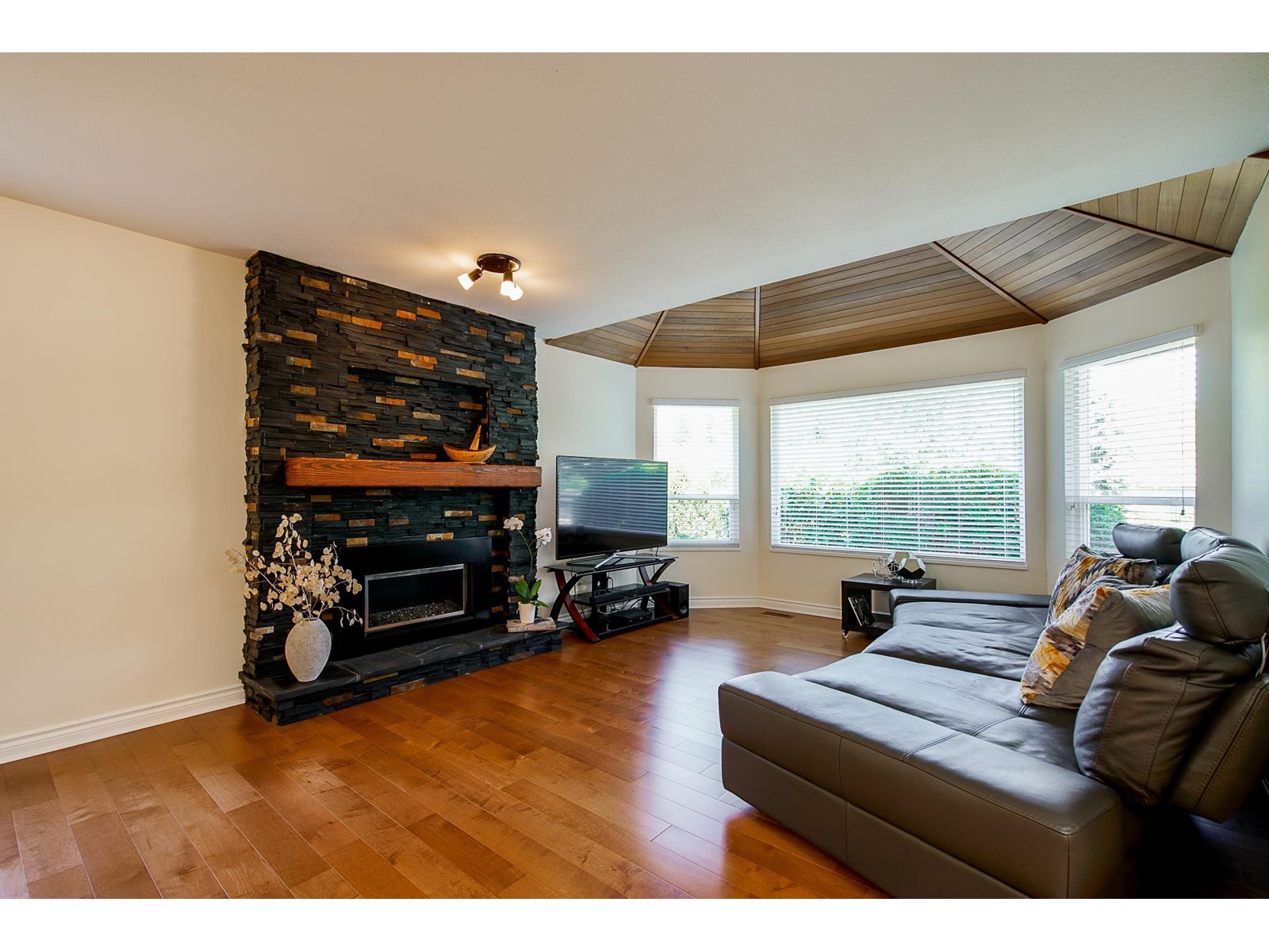 Property at 12926 19 AVENUE image 3