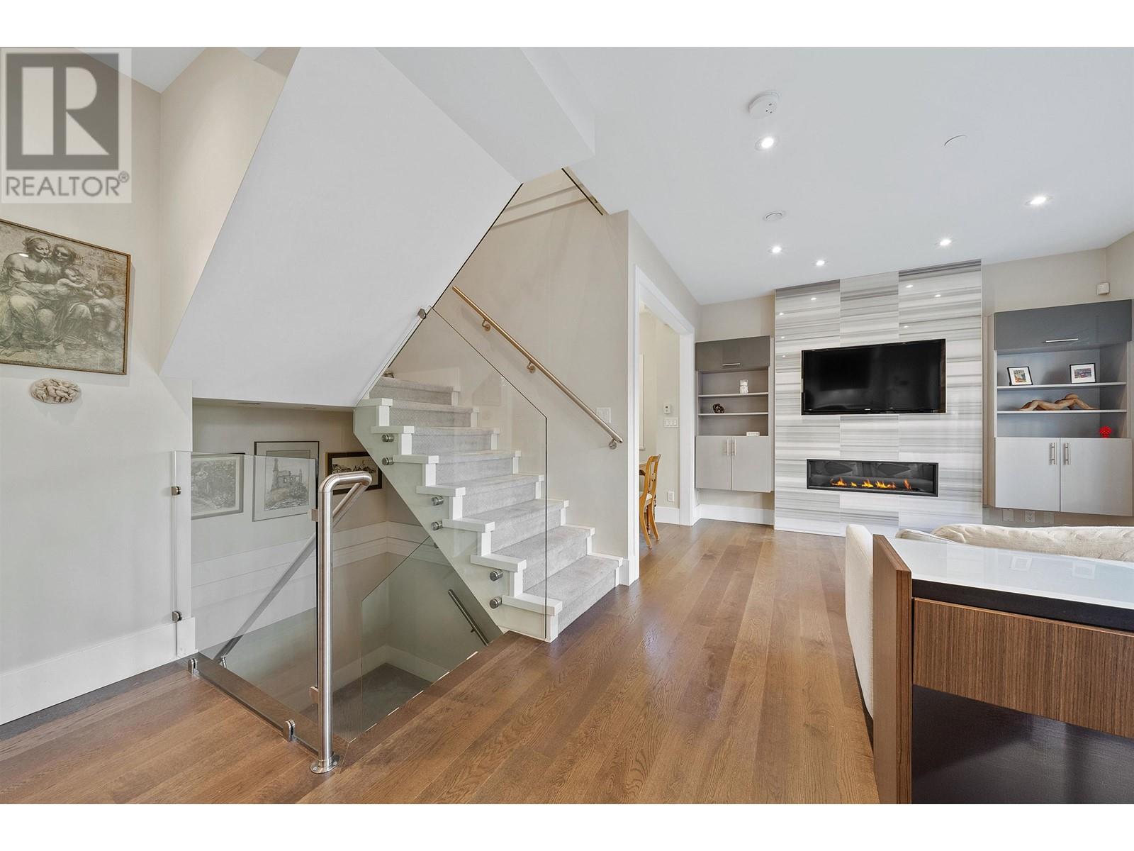 2 330 W 14th Street, North Vancouver, British Columbia  V7M 1P6 - Photo 5 - R2969911
