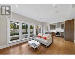 2 330 W 14TH STREET, North Vancouver, British Columbia