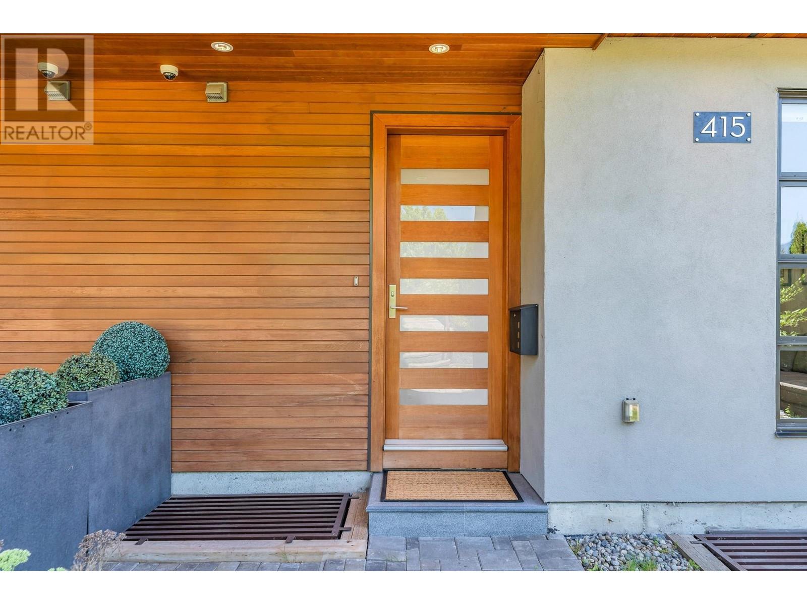415 W Keith Road, North Vancouver, British Columbia  V7M 1M2 - Photo 2 - R2969930