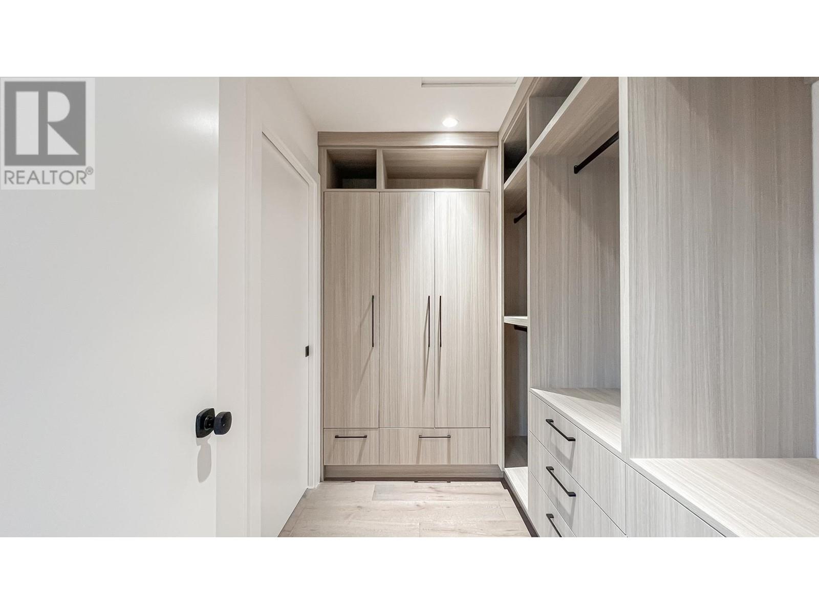 Listing Picture 23 of 40 : 3760 SHUSWAP AVENUE, Richmond / 烈治文 - 魯藝地產 Yvonne Lu Group - MLS Medallion Club Member