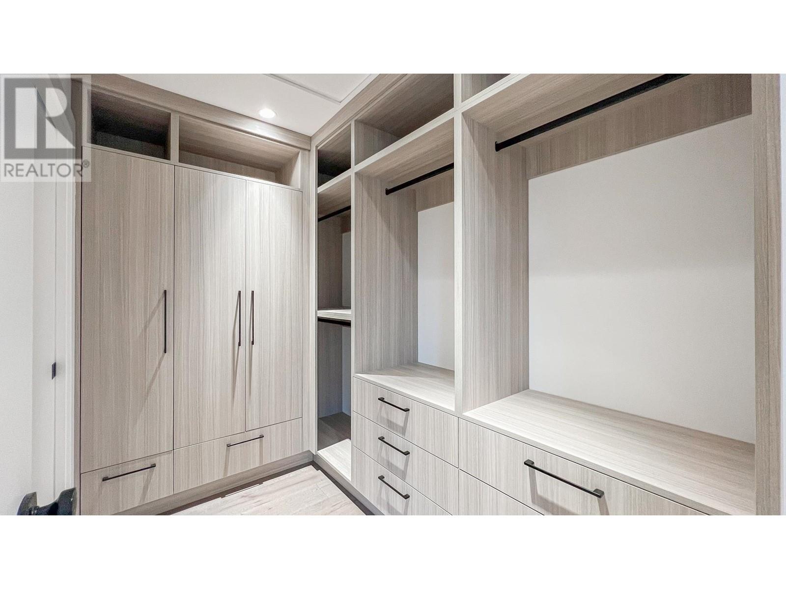 Listing Picture 24 of 40 : 3760 SHUSWAP AVENUE, Richmond / 烈治文 - 魯藝地產 Yvonne Lu Group - MLS Medallion Club Member