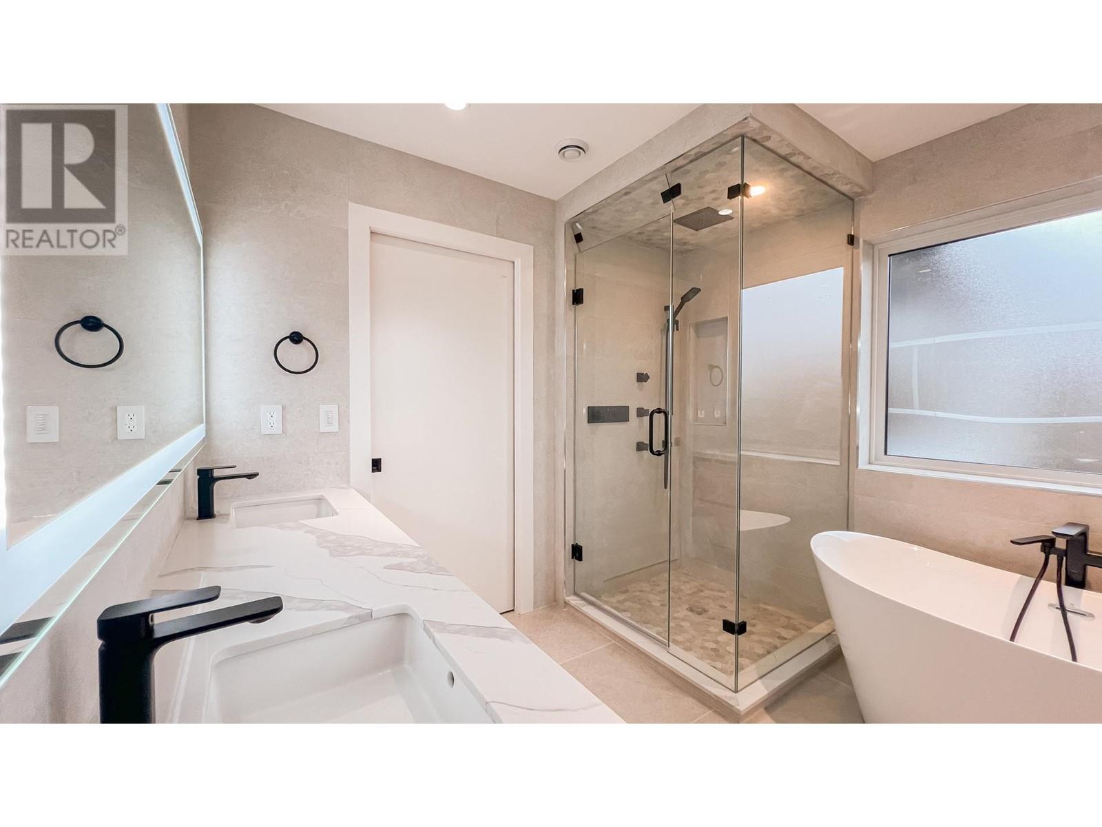 Listing Picture 29 of 40 : 3760 SHUSWAP AVENUE, Richmond / 烈治文 - 魯藝地產 Yvonne Lu Group - MLS Medallion Club Member