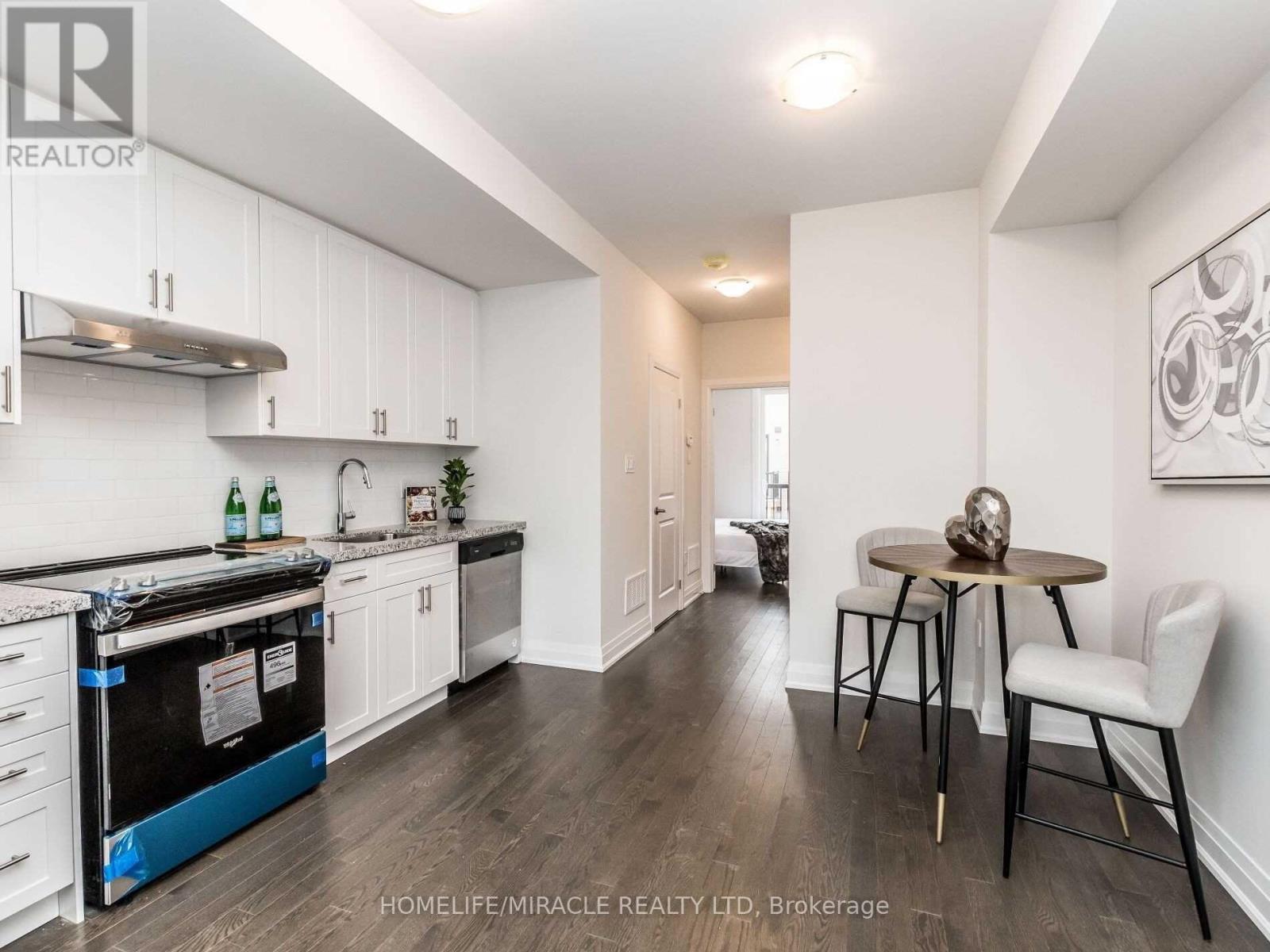 17 Blackstone Street, Toronto (Brookhaven-Amesbury), Ontario  M6L 0A5 - Photo 6 - W11949643