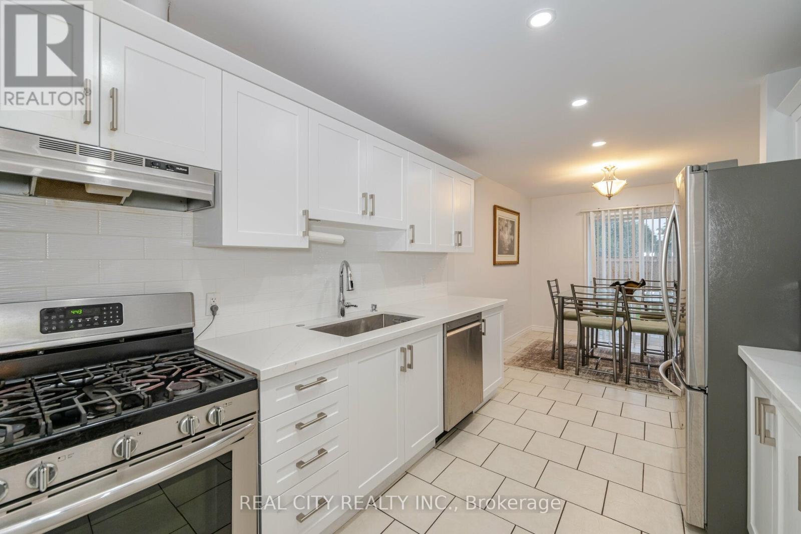 11 Vennio Lane, Hamilton, Ontario  L9B 2Y7 - Photo 8 - X11986269