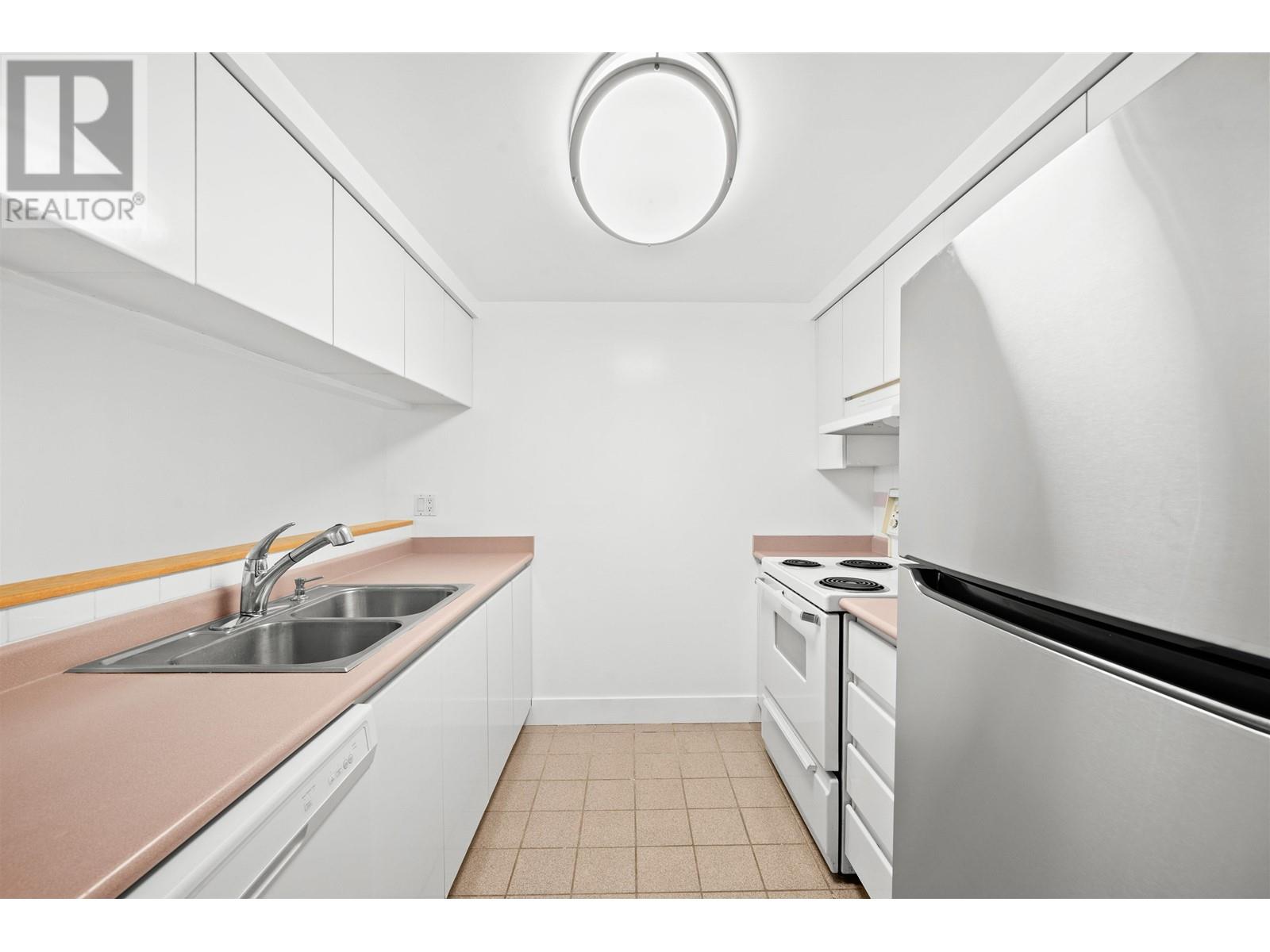 Listing Picture 2 of 26 : 907 9623 MANCHESTER DRIVE, Burnaby / 本拿比 - 魯藝地產 Yvonne Lu Group - MLS Medallion Club Member