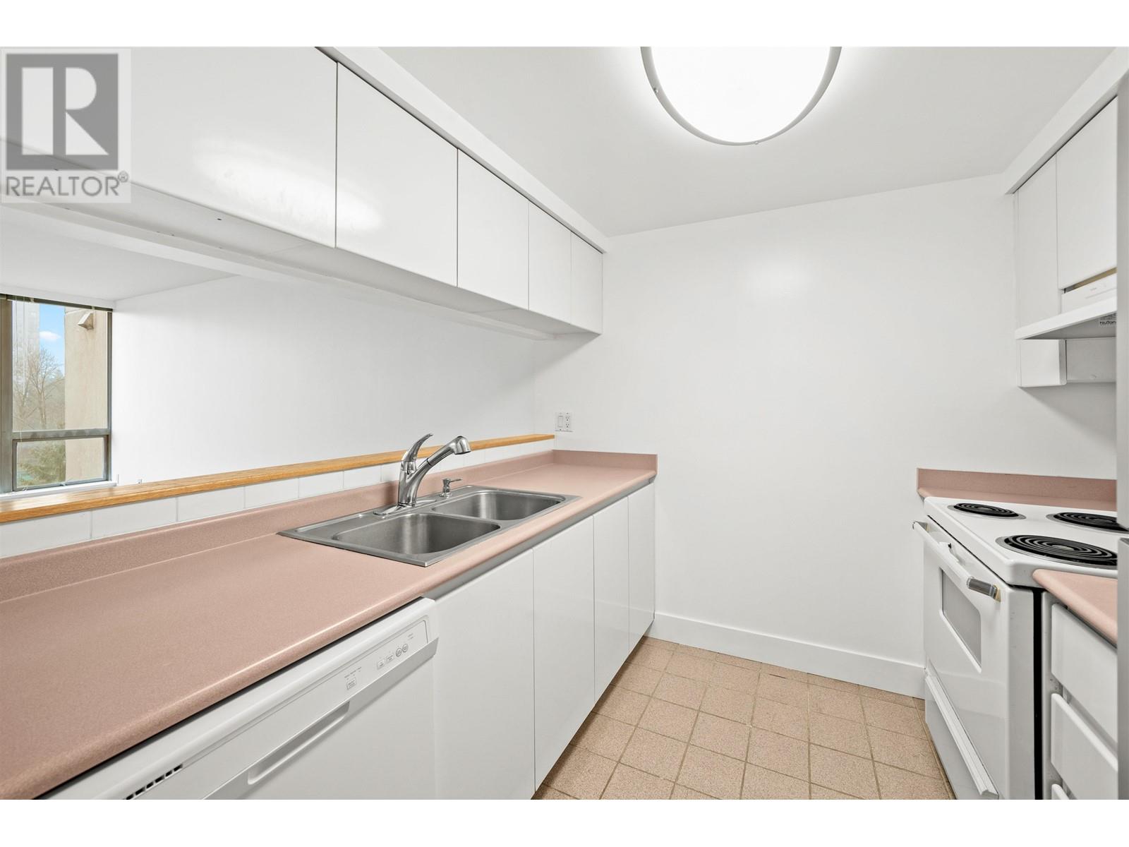 Listing Picture 3 of 26 : 907 9623 MANCHESTER DRIVE, Burnaby / 本拿比 - 魯藝地產 Yvonne Lu Group - MLS Medallion Club Member