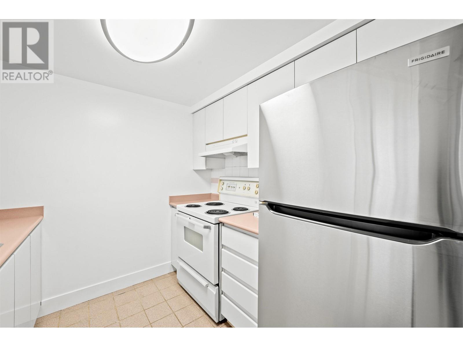 Listing Picture 4 of 26 : 907 9623 MANCHESTER DRIVE, Burnaby / 本拿比 - 魯藝地產 Yvonne Lu Group - MLS Medallion Club Member