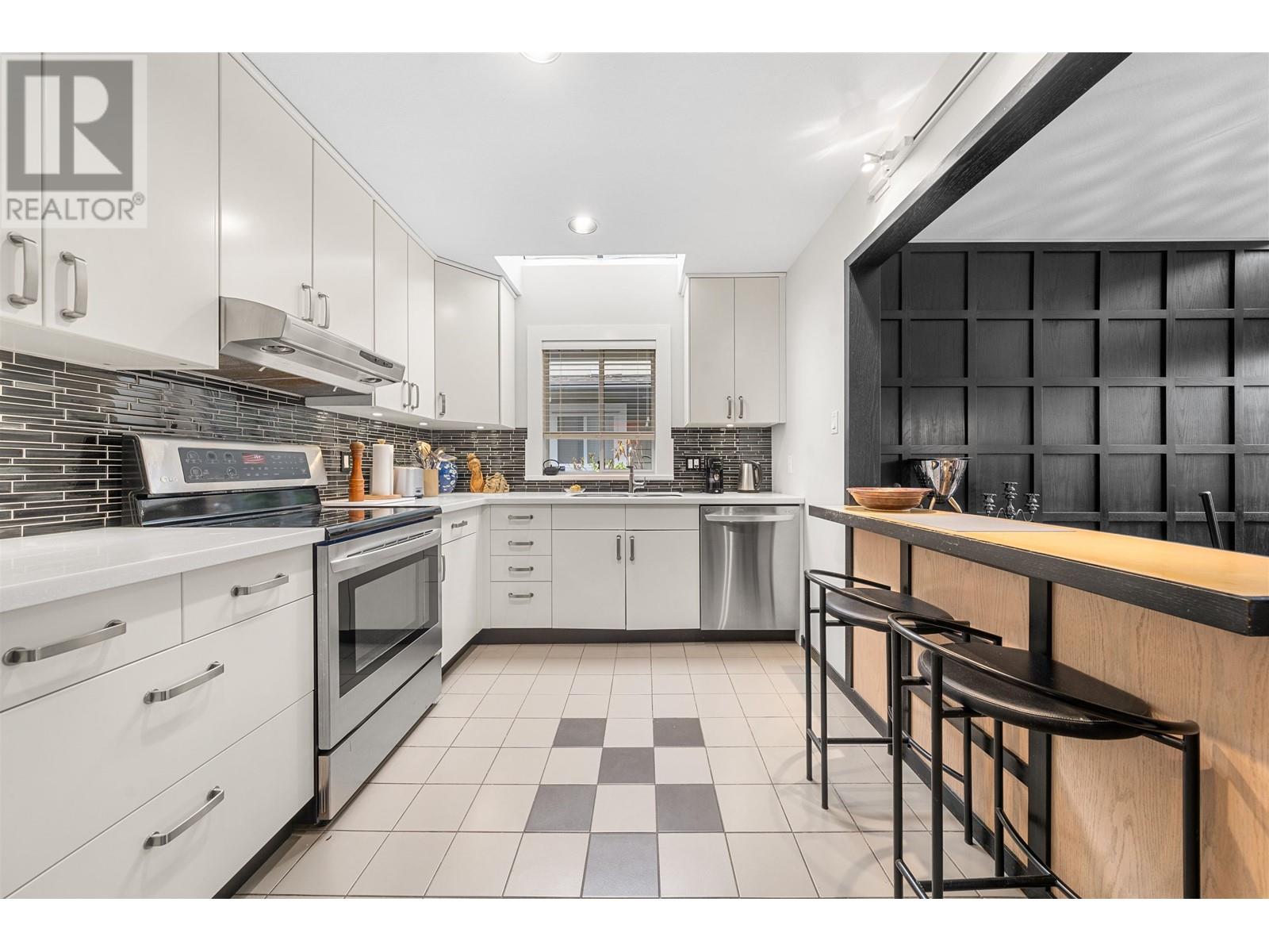 Listing Picture 10 of 38 : 2894 W 16TH AVENUE, Vancouver / 溫哥華 - 魯藝地產 Yvonne Lu Group - MLS Medallion Club Member