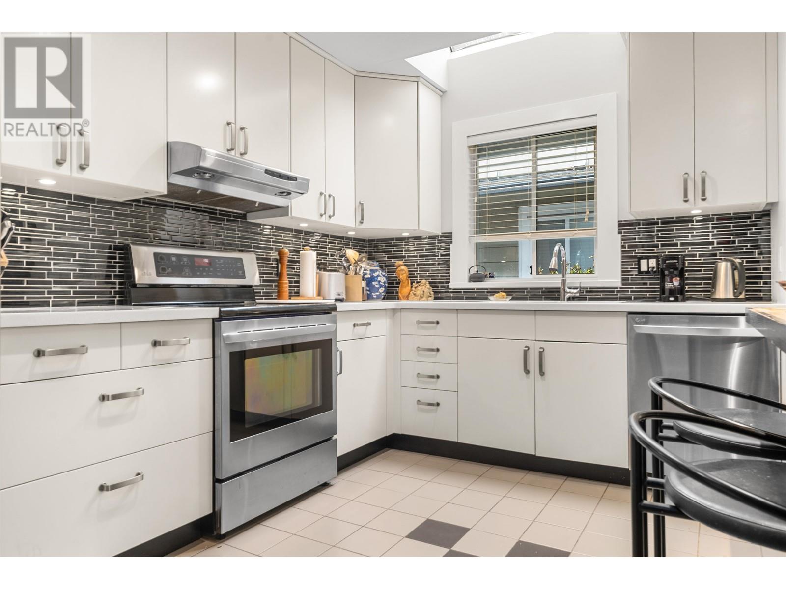 Listing Picture 11 of 38 : 2894 W 16TH AVENUE, Vancouver / 溫哥華 - 魯藝地產 Yvonne Lu Group - MLS Medallion Club Member