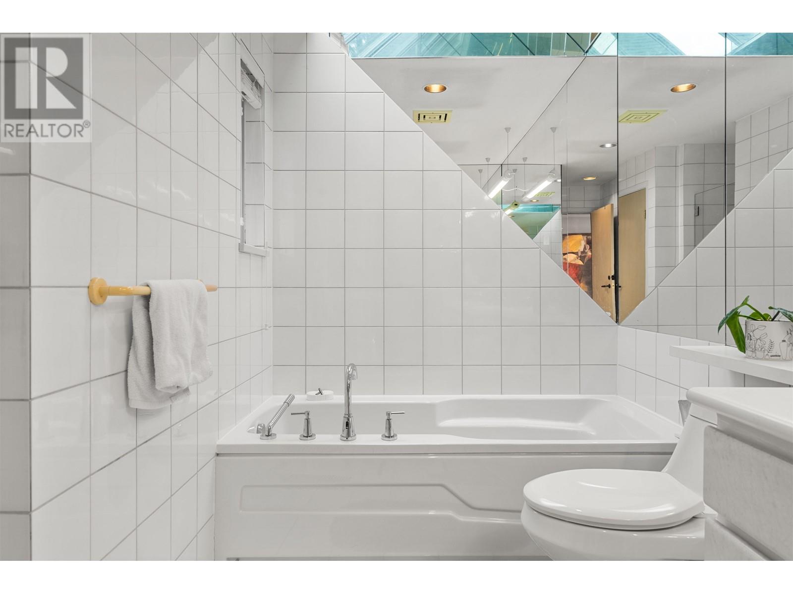 Listing Picture 16 of 38 : 2894 W 16TH AVENUE, Vancouver / 溫哥華 - 魯藝地產 Yvonne Lu Group - MLS Medallion Club Member