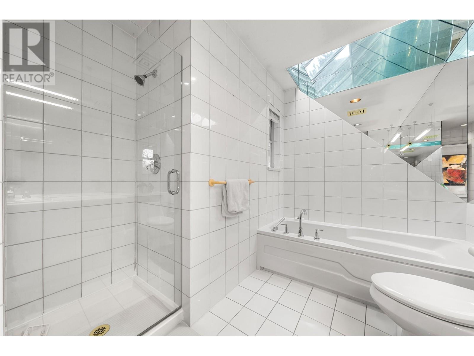 Listing Picture 18 of 38 : 2894 W 16TH AVENUE, Vancouver / 溫哥華 - 魯藝地產 Yvonne Lu Group - MLS Medallion Club Member