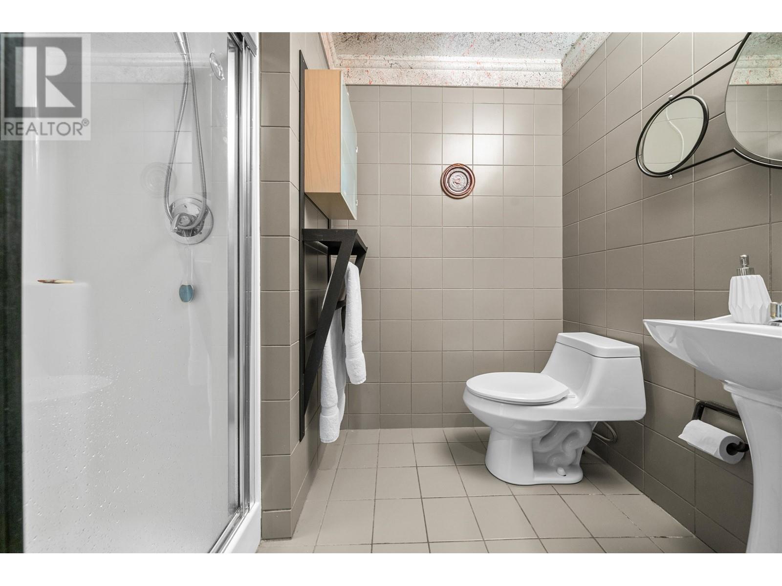 Listing Picture 22 of 38 : 2894 W 16TH AVENUE, Vancouver / 溫哥華 - 魯藝地產 Yvonne Lu Group - MLS Medallion Club Member