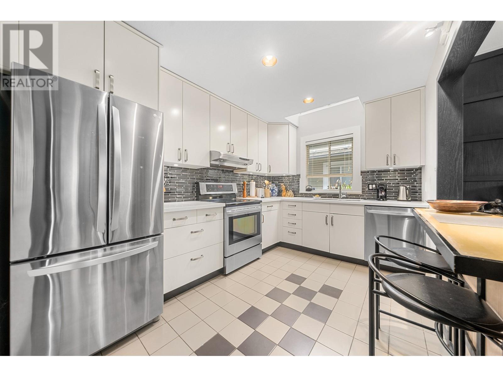 Listing Picture 24 of 38 : 2894 W 16TH AVENUE, Vancouver / 溫哥華 - 魯藝地產 Yvonne Lu Group - MLS Medallion Club Member