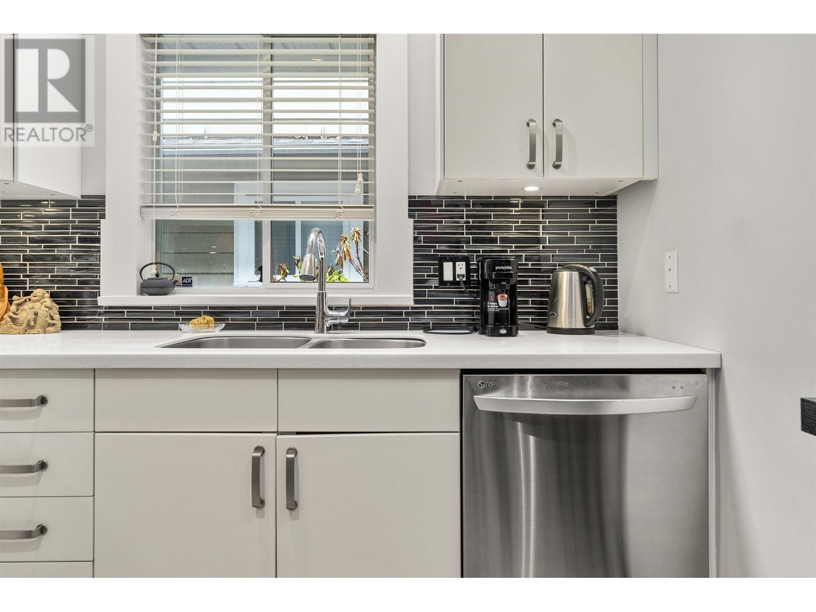 Listing Picture 26 of 38 : 2894 W 16TH AVENUE, Vancouver / 溫哥華 - 魯藝地產 Yvonne Lu Group - MLS Medallion Club Member