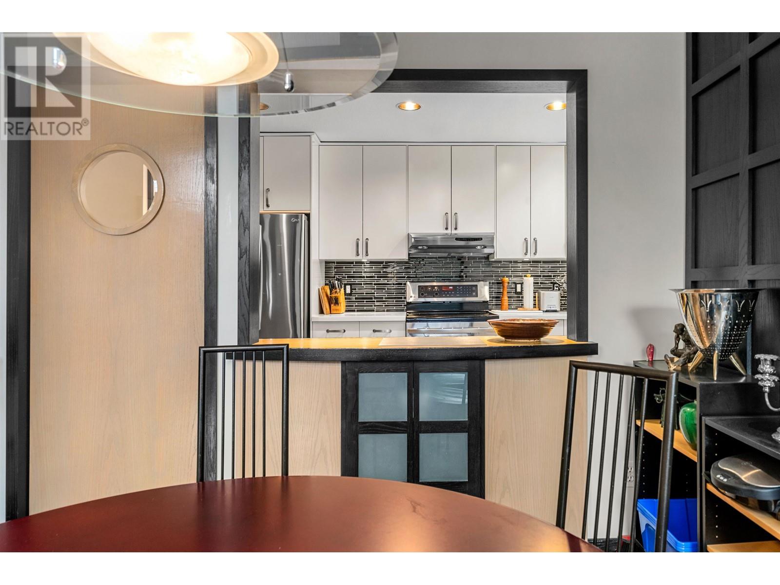 Listing Picture 28 of 38 : 2894 W 16TH AVENUE, Vancouver / 溫哥華 - 魯藝地產 Yvonne Lu Group - MLS Medallion Club Member