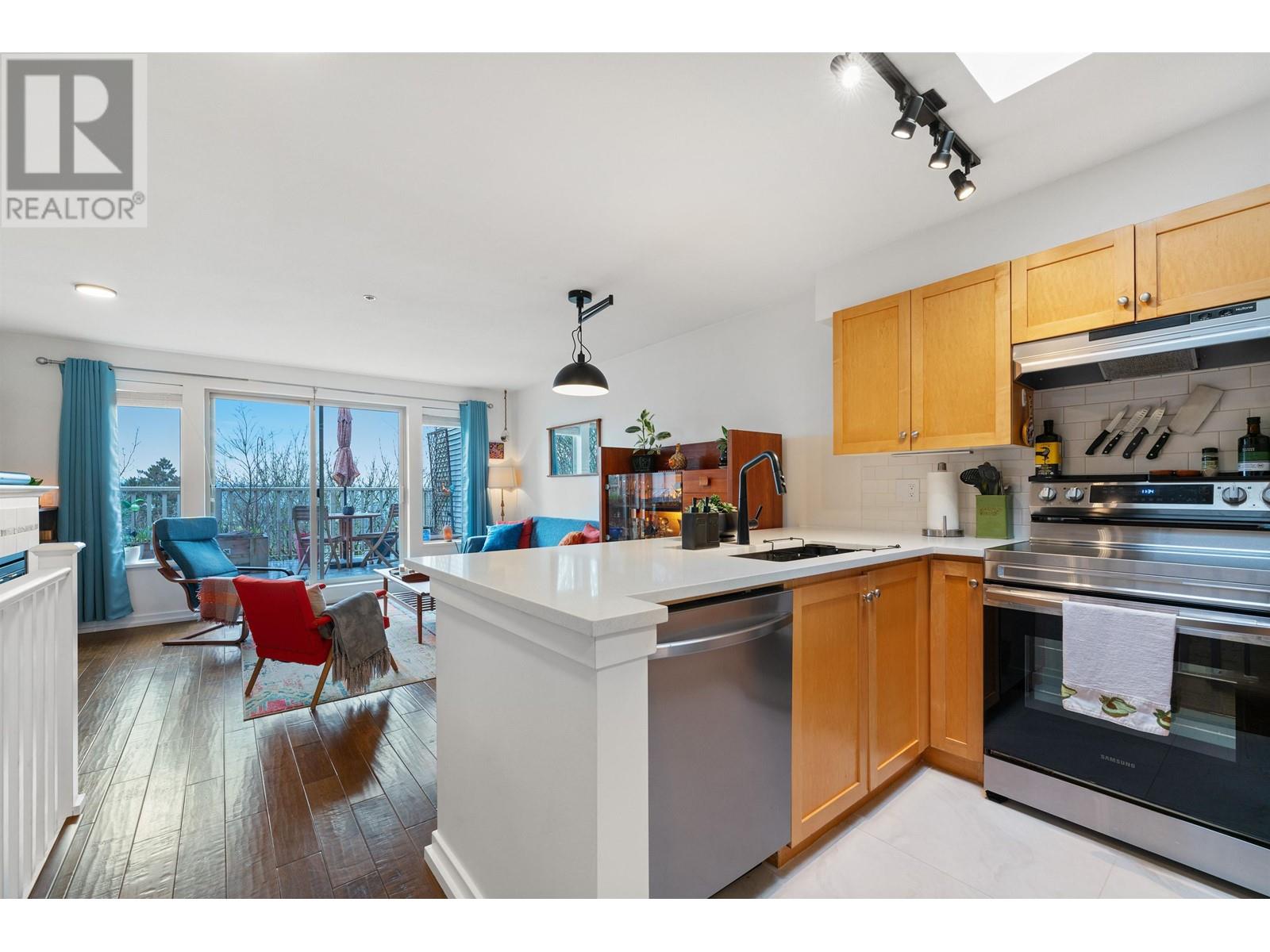 Listing Picture 20 of 40 : 11 3737 PENDER STREET, Burnaby / 本拿比 - 魯藝地產 Yvonne Lu Group - MLS Medallion Club Member