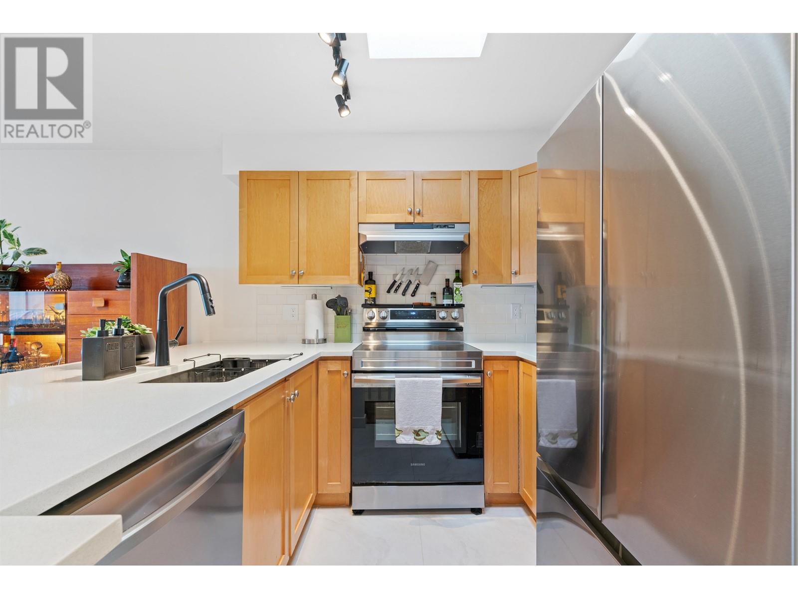 Listing Picture 21 of 40 : 11 3737 PENDER STREET, Burnaby / 本拿比 - 魯藝地產 Yvonne Lu Group - MLS Medallion Club Member