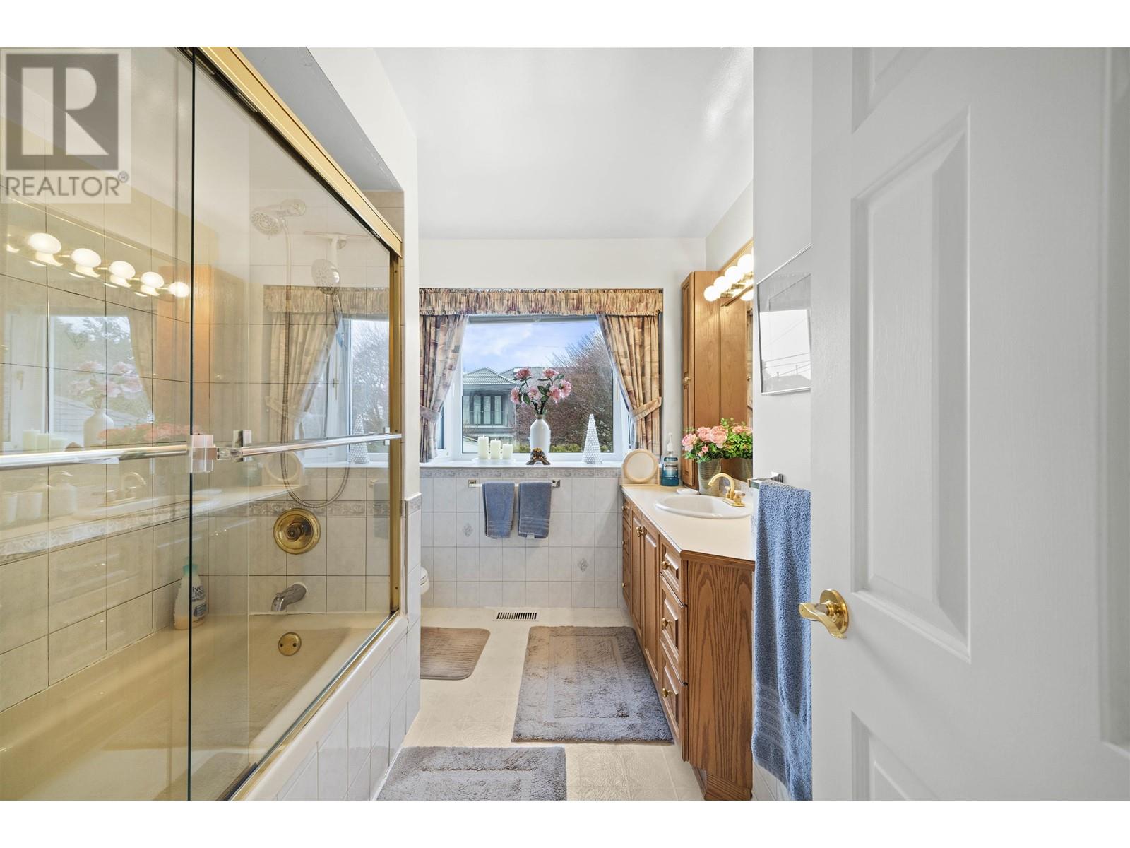 Listing Picture 21 of 31 : 8511 FAIRFAX CRESCENT, Richmond / 烈治文 - 魯藝地產 Yvonne Lu Group - MLS Medallion Club Member