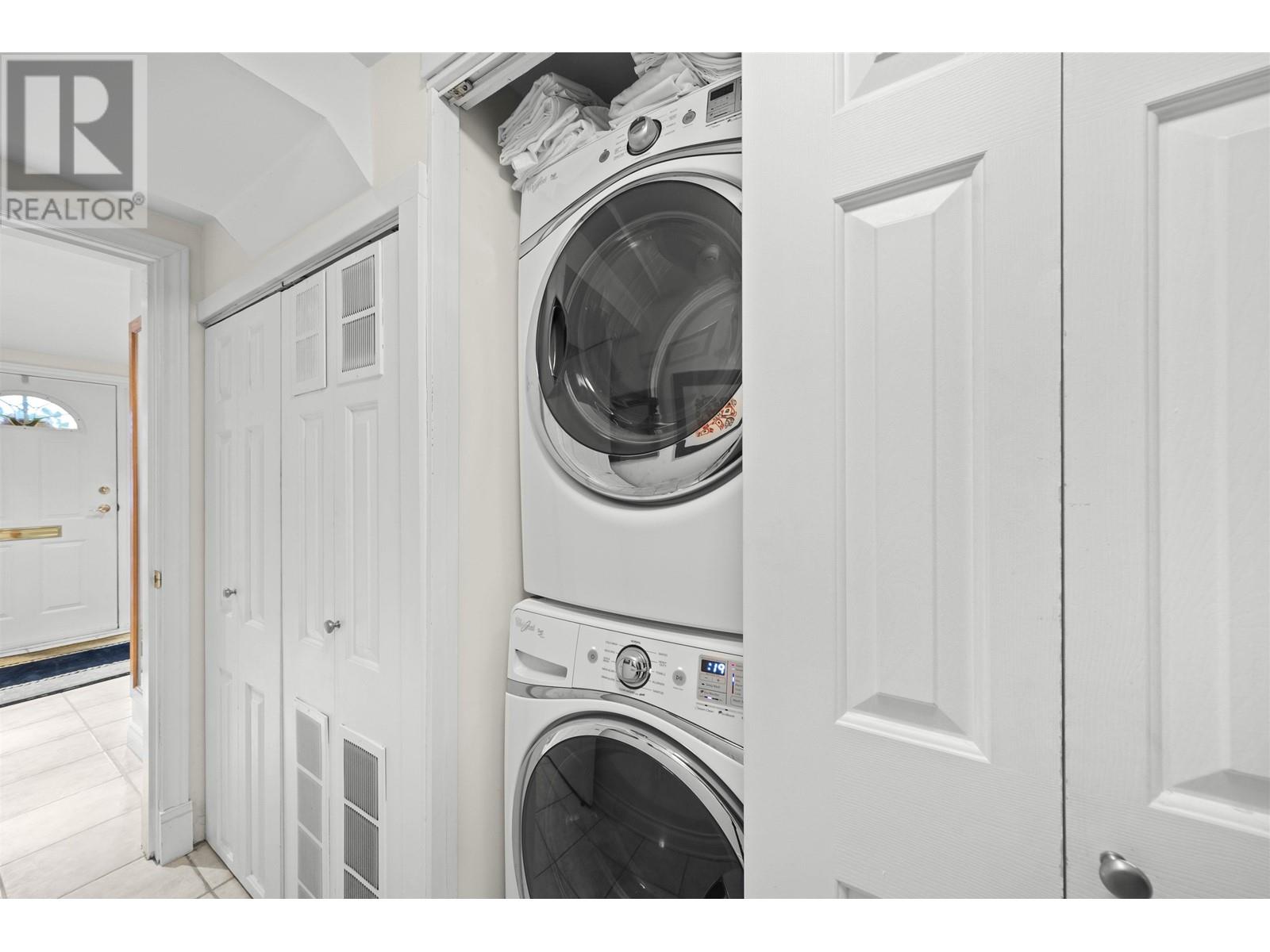 Listing Picture 26 of 31 : 8511 FAIRFAX CRESCENT, Richmond / 烈治文 - 魯藝地產 Yvonne Lu Group - MLS Medallion Club Member