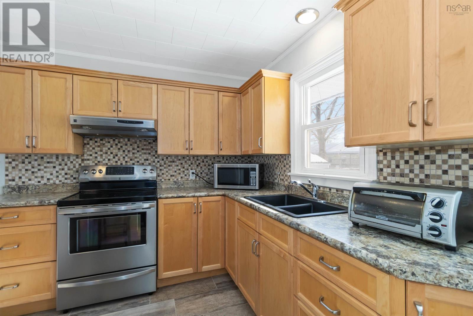 11 Greenwood Street, Bridgewater, Nova Scotia  B4V 2M8 - Photo 11 - 202503493