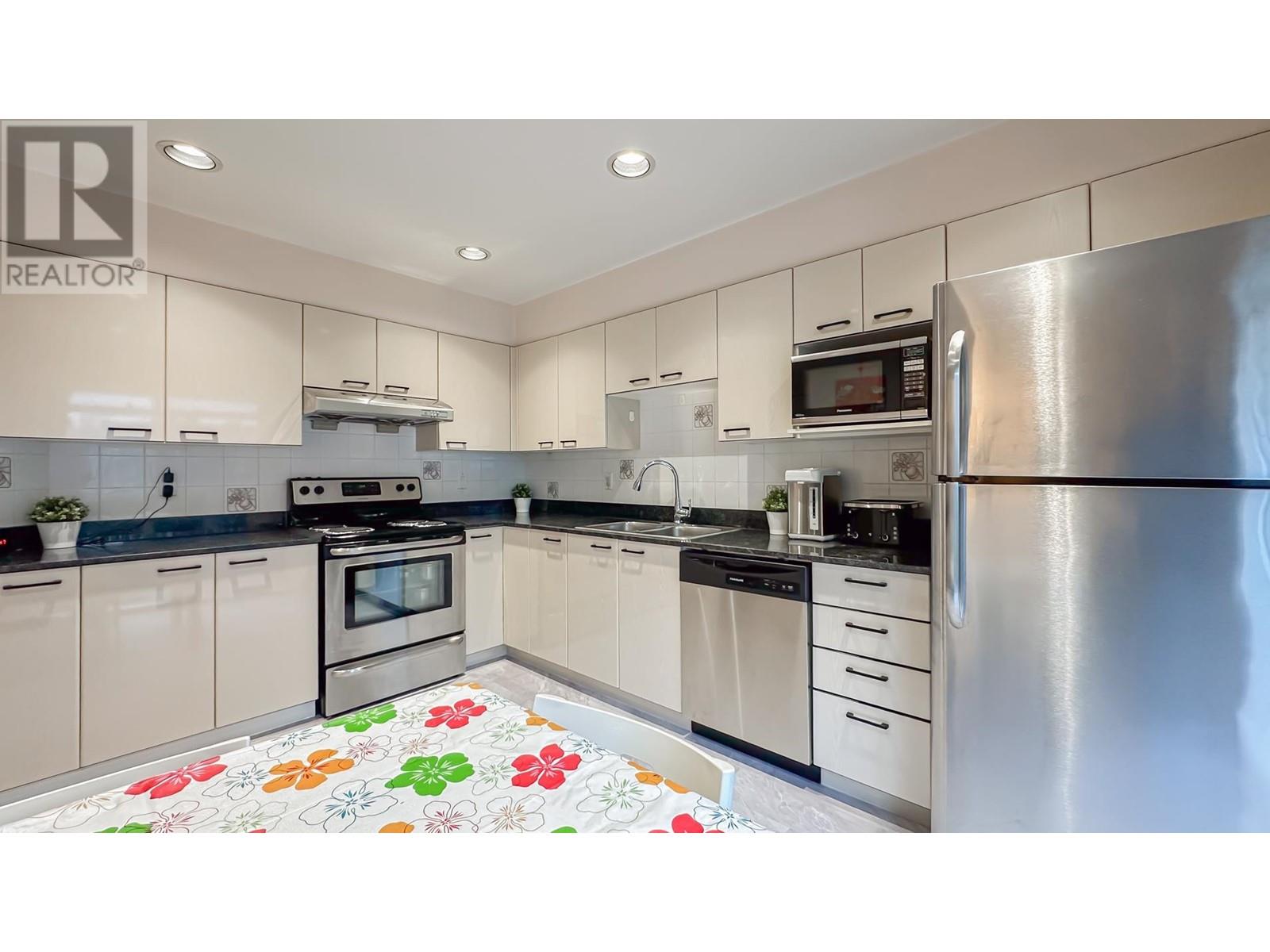 Listing Picture 10 of 33 : 2 7170 ANTRIM AVENUE, Burnaby / 本拿比 - 魯藝地產 Yvonne Lu Group - MLS Medallion Club Member