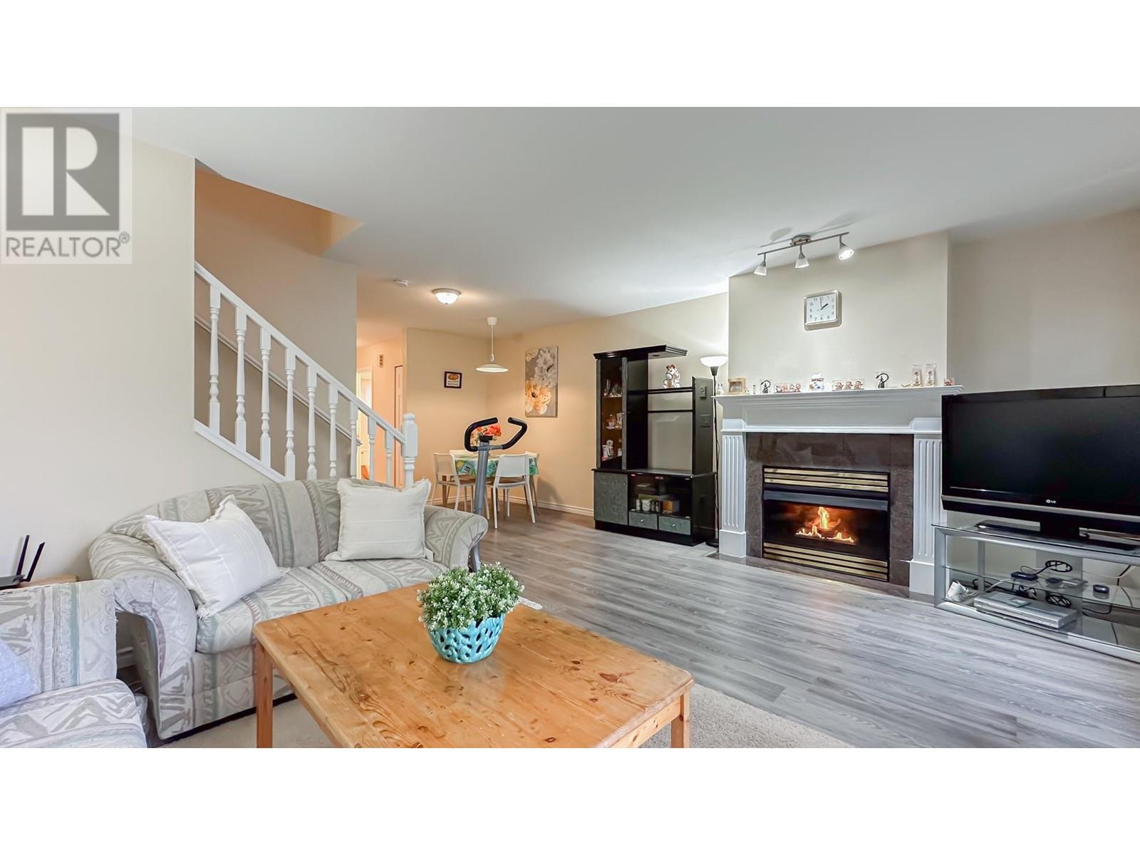 Listing Picture 3 of 33 : 2 7170 ANTRIM AVENUE, Burnaby / 本拿比 - 魯藝地產 Yvonne Lu Group - MLS Medallion Club Member