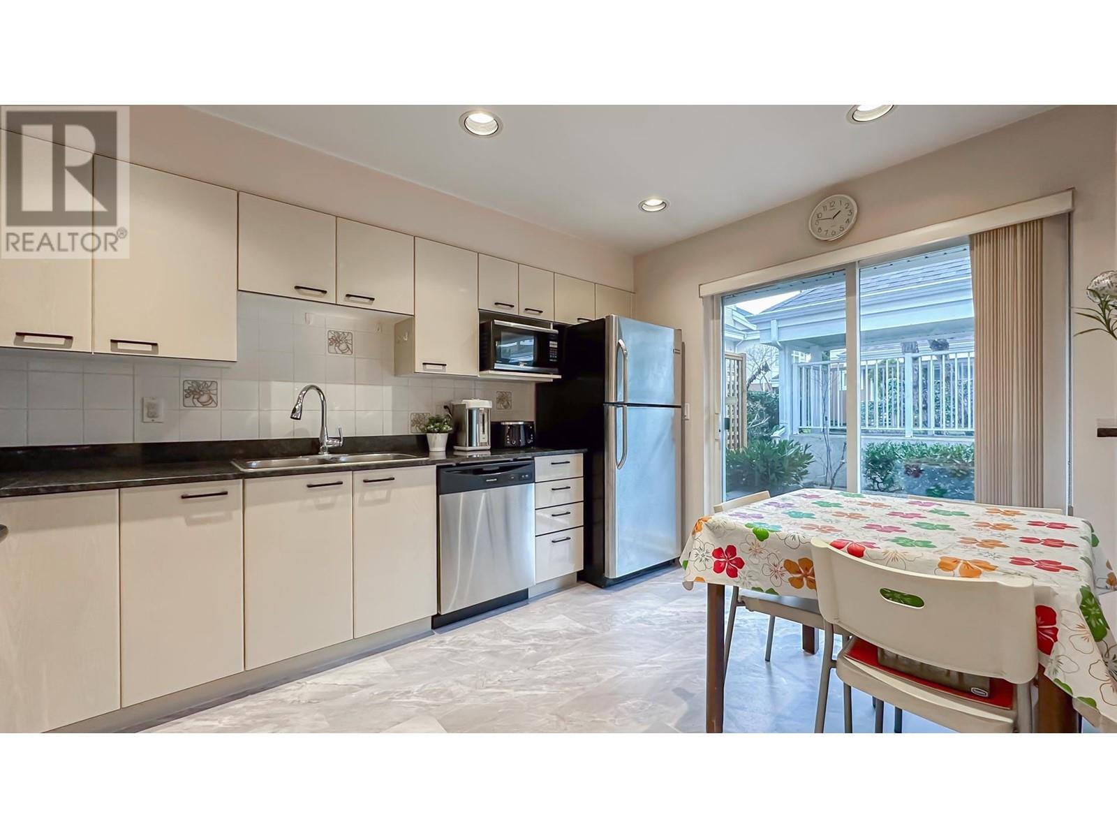Listing Picture 8 of 33 : 2 7170 ANTRIM AVENUE, Burnaby / 本拿比 - 魯藝地產 Yvonne Lu Group - MLS Medallion Club Member