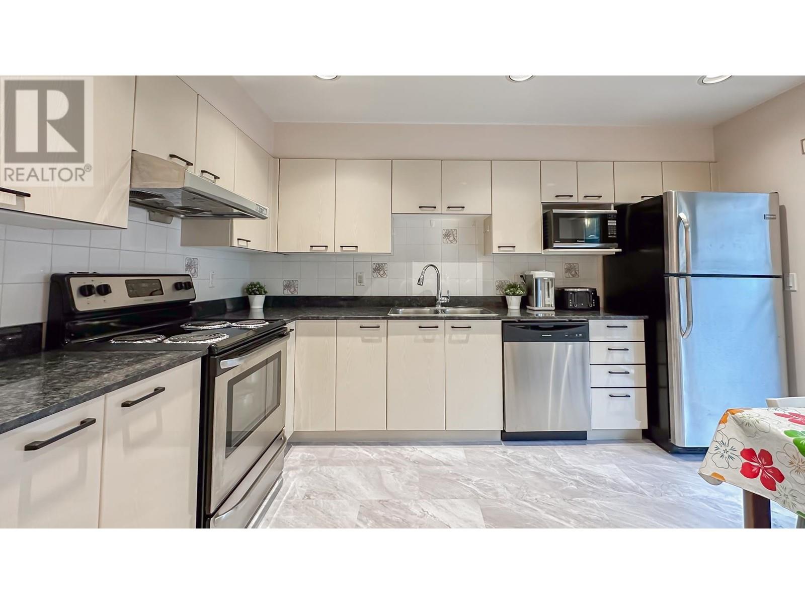 Listing Picture 11 of 33 : 2 7170 ANTRIM AVENUE, Burnaby / 本拿比 - 魯藝地產 Yvonne Lu Group - MLS Medallion Club Member