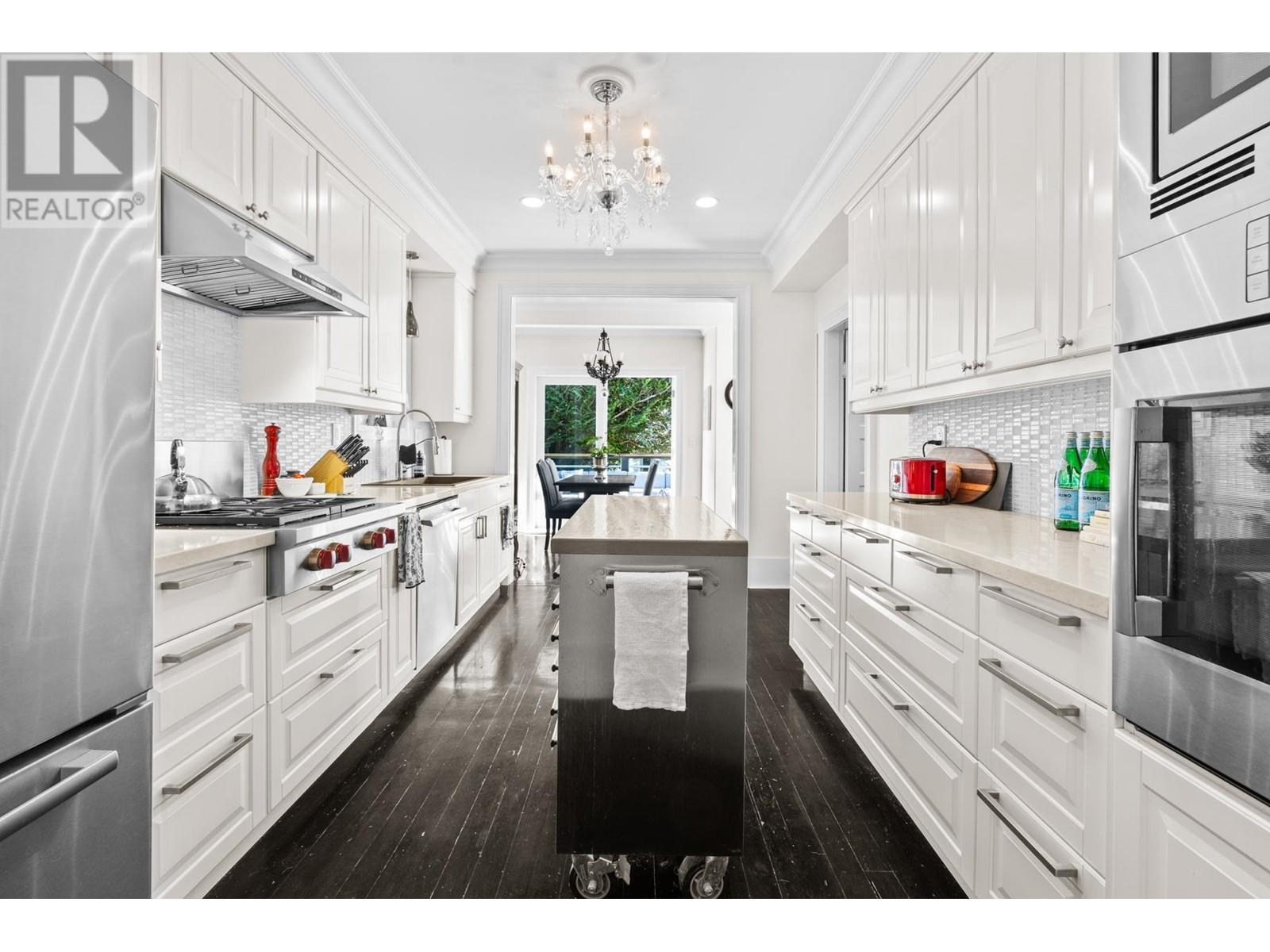 Listing Picture 2 of 40 : 2066 W 42ND AVENUE, Vancouver / 溫哥華 - 魯藝地產 Yvonne Lu Group - MLS Medallion Club Member