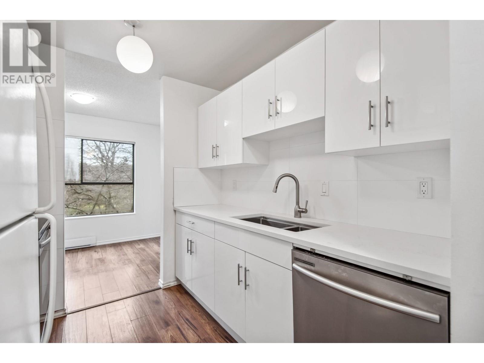 Listing Picture 13 of 26 : 202 7411 MINORU BOULEVARD, Richmond / 烈治文 - 魯藝地產 Yvonne Lu Group - MLS Medallion Club Member