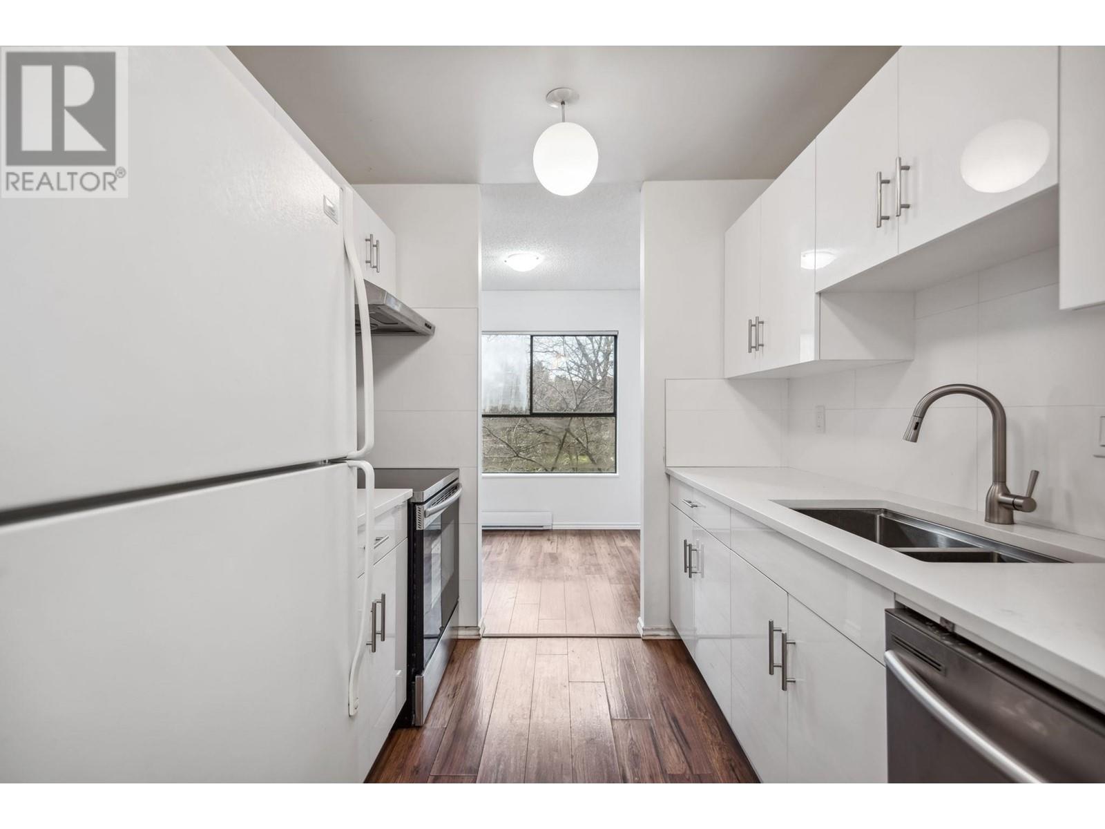 Listing Picture 12 of 26 : 202 7411 MINORU BOULEVARD, Richmond / 烈治文 - 魯藝地產 Yvonne Lu Group - MLS Medallion Club Member