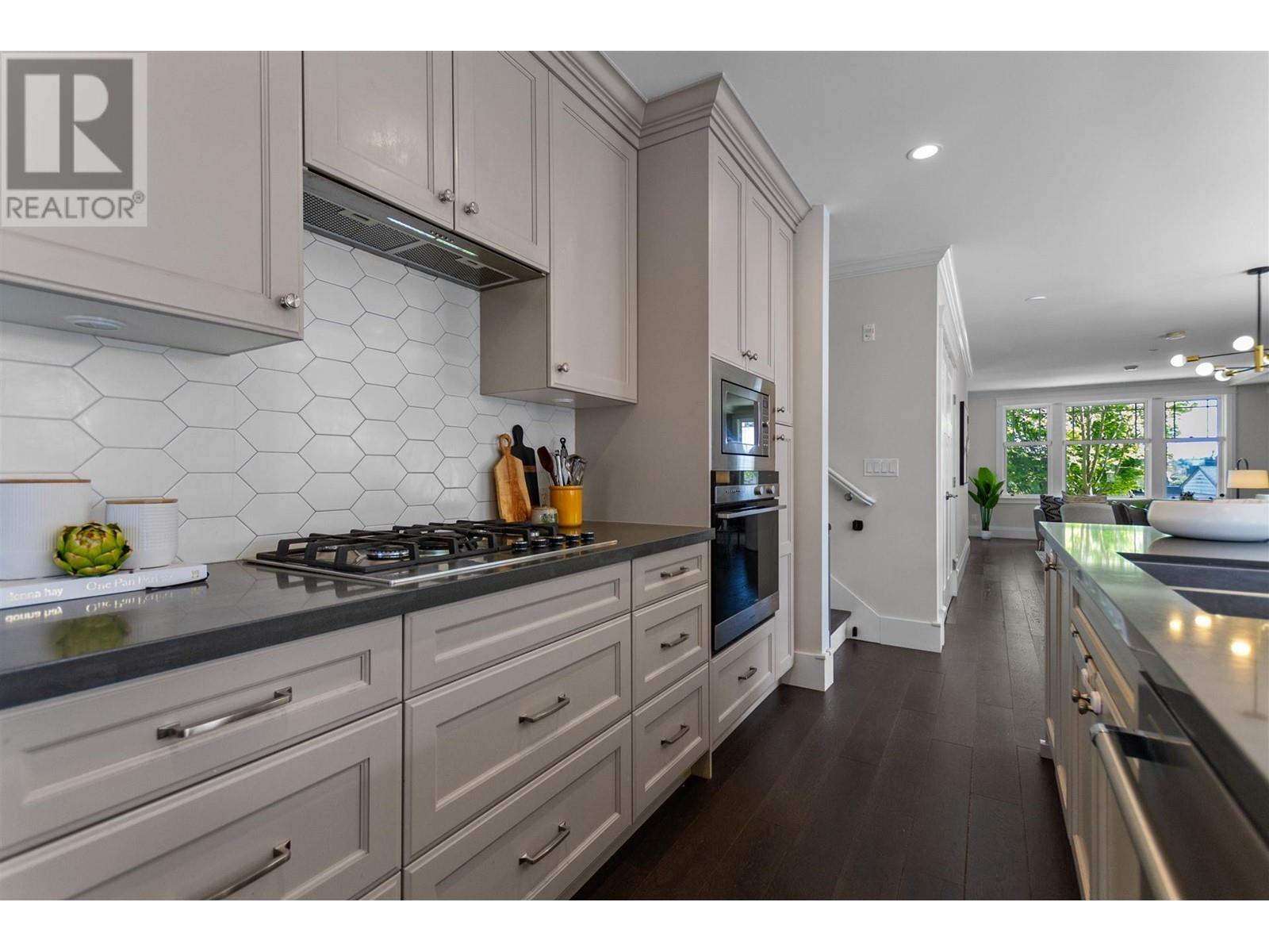 Listing Picture 11 of 25 : 3345 COLLINGWOOD STREET, Vancouver / 溫哥華 - 魯藝地產 Yvonne Lu Group - MLS Medallion Club Member