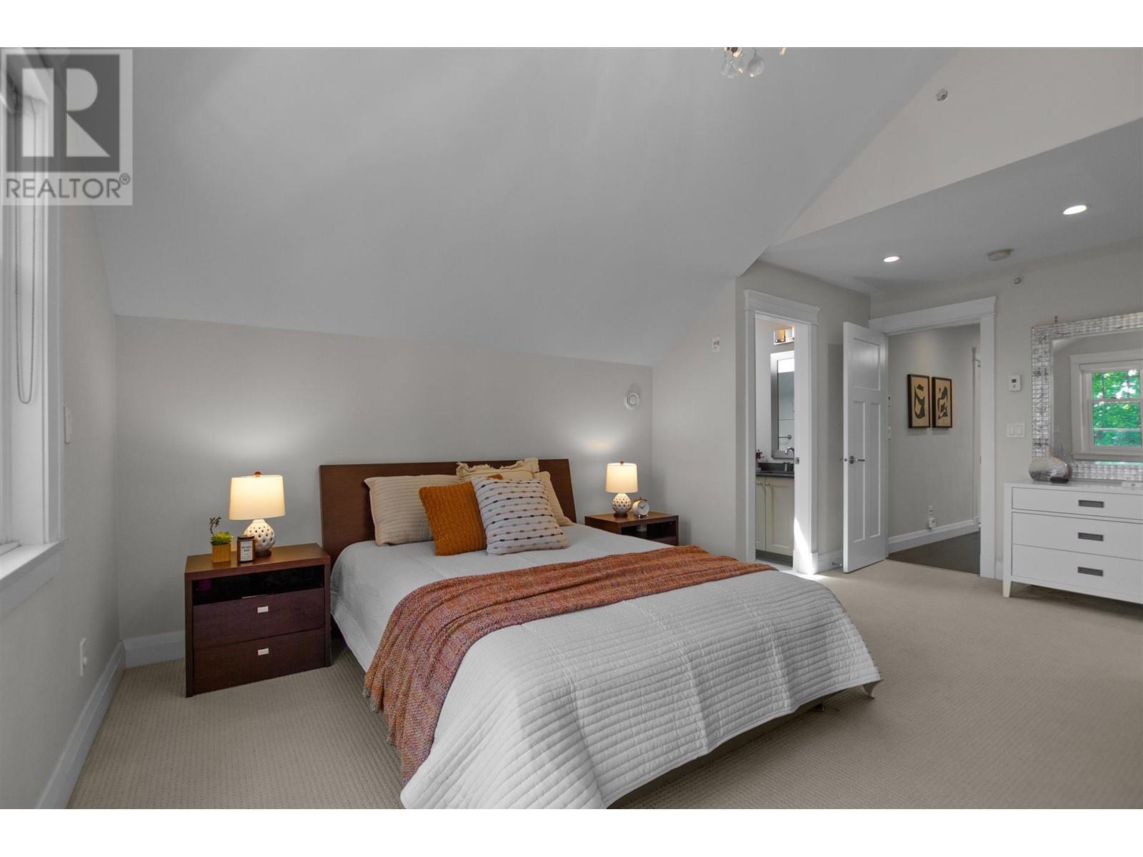 Listing Picture 13 of 25 : 3345 COLLINGWOOD STREET, Vancouver / 溫哥華 - 魯藝地產 Yvonne Lu Group - MLS Medallion Club Member