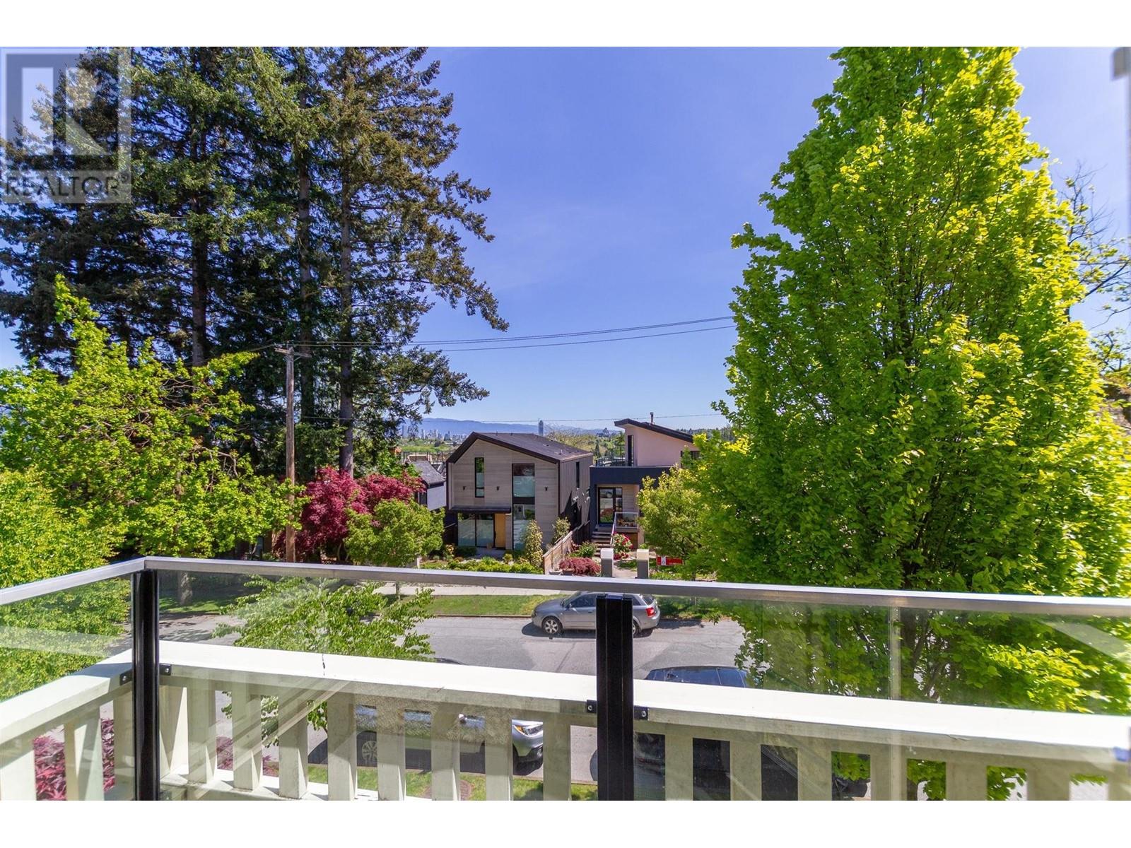 Listing Picture 15 of 25 : 3345 COLLINGWOOD STREET, Vancouver / 溫哥華 - 魯藝地產 Yvonne Lu Group - MLS Medallion Club Member