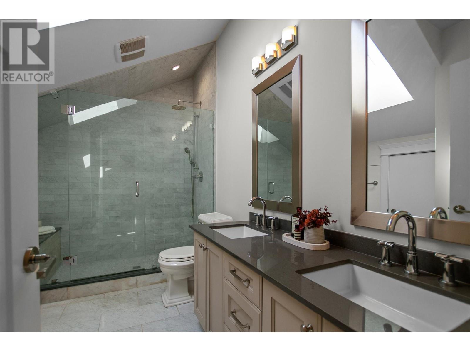 Listing Picture 17 of 25 : 3345 COLLINGWOOD STREET, Vancouver / 溫哥華 - 魯藝地產 Yvonne Lu Group - MLS Medallion Club Member