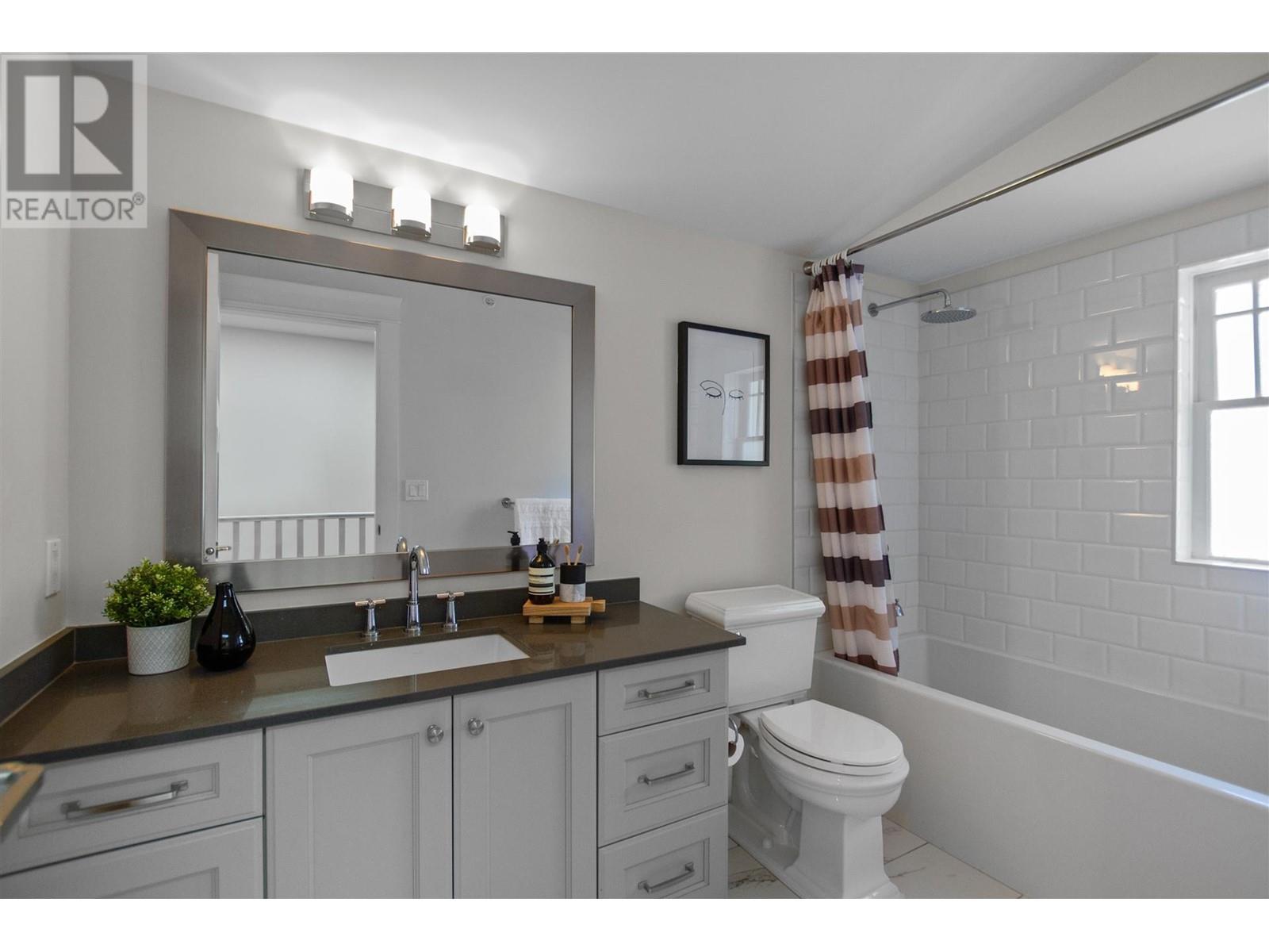 Listing Picture 21 of 25 : 3345 COLLINGWOOD STREET, Vancouver / 溫哥華 - 魯藝地產 Yvonne Lu Group - MLS Medallion Club Member