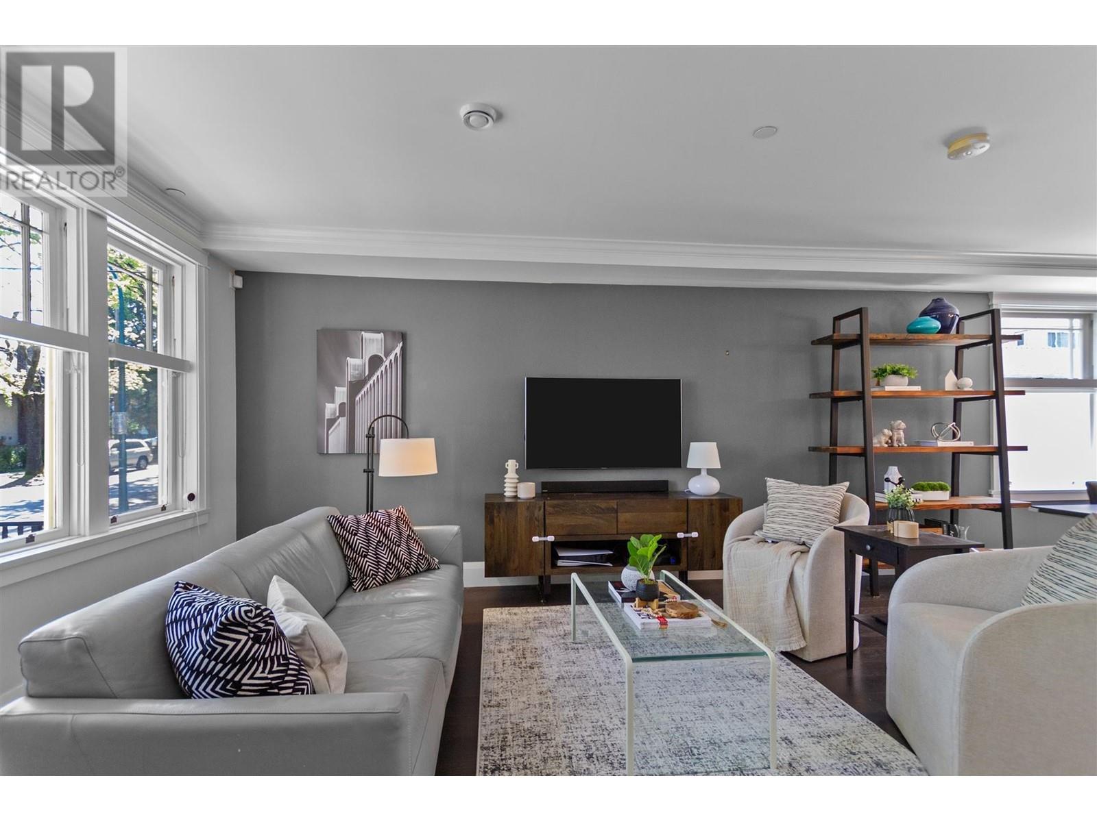 Listing Picture 4 of 25 : 3345 COLLINGWOOD STREET, Vancouver / 溫哥華 - 魯藝地產 Yvonne Lu Group - MLS Medallion Club Member