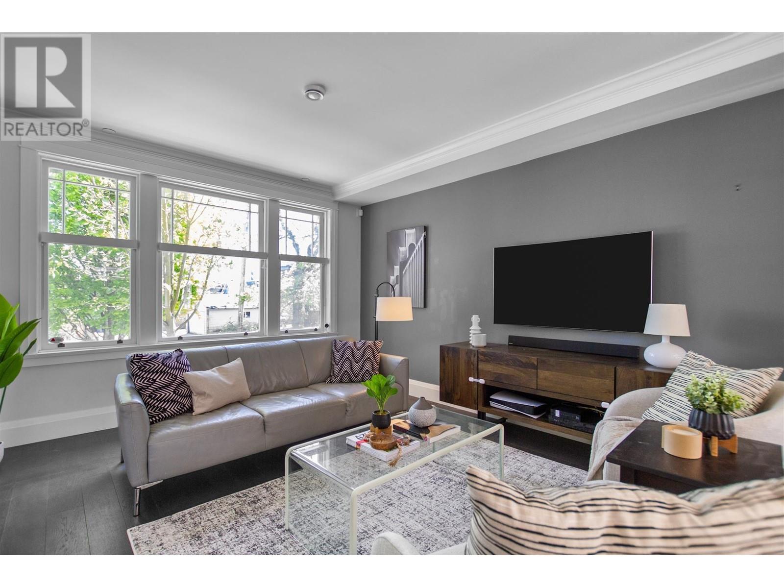 Listing Picture 6 of 25 : 3345 COLLINGWOOD STREET, Vancouver / 溫哥華 - 魯藝地產 Yvonne Lu Group - MLS Medallion Club Member