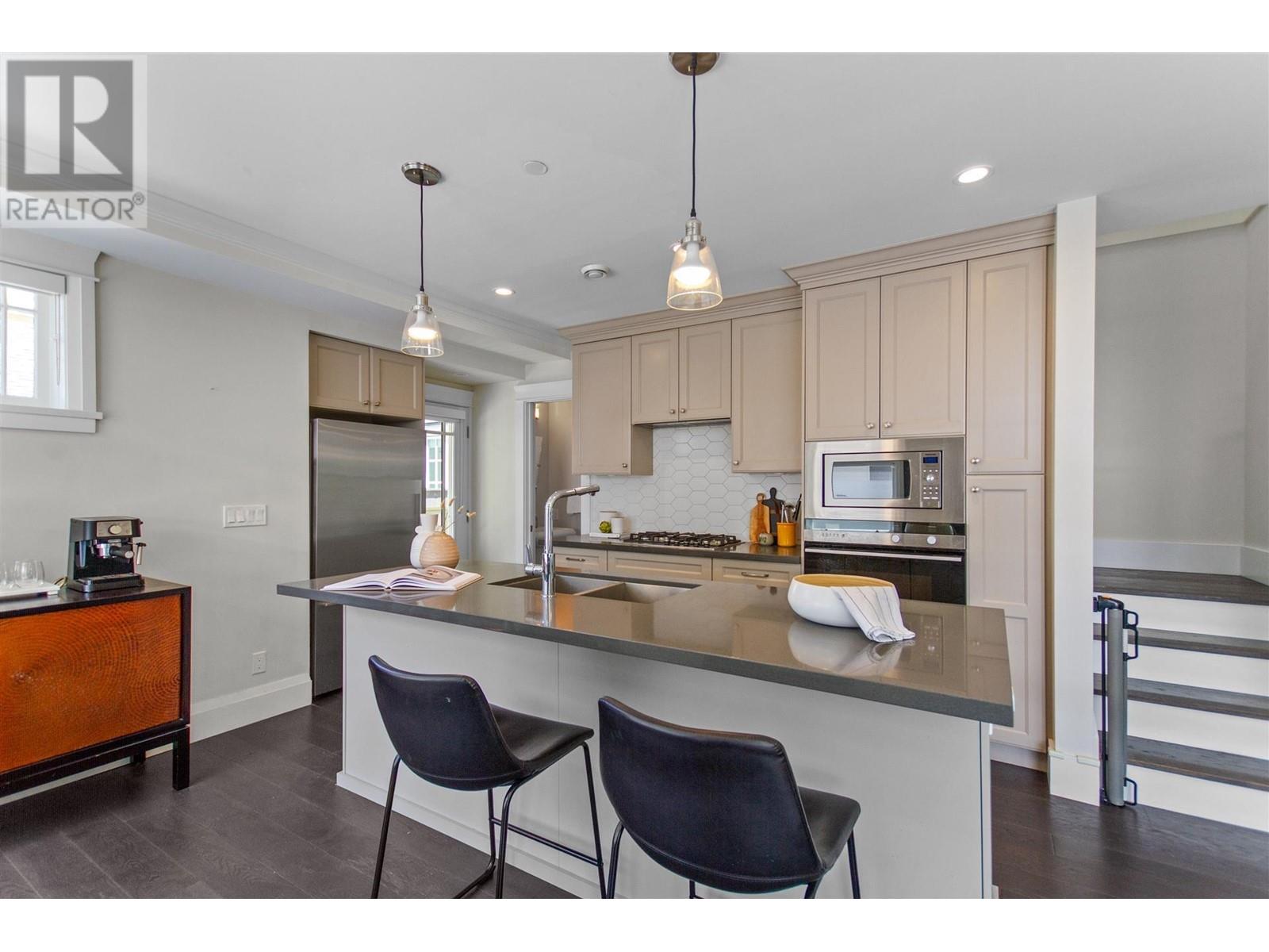 Listing Picture 9 of 25 : 3345 COLLINGWOOD STREET, Vancouver / 溫哥華 - 魯藝地產 Yvonne Lu Group - MLS Medallion Club Member