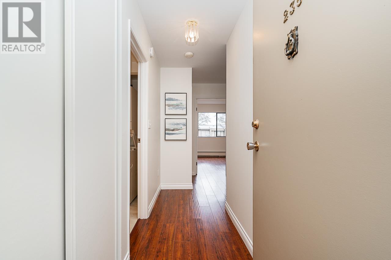 Listing Picture 4 of 21 : 235 9101 HORNE STREET, Burnaby / 本拿比 - 魯藝地產 Yvonne Lu Group - MLS Medallion Club Member