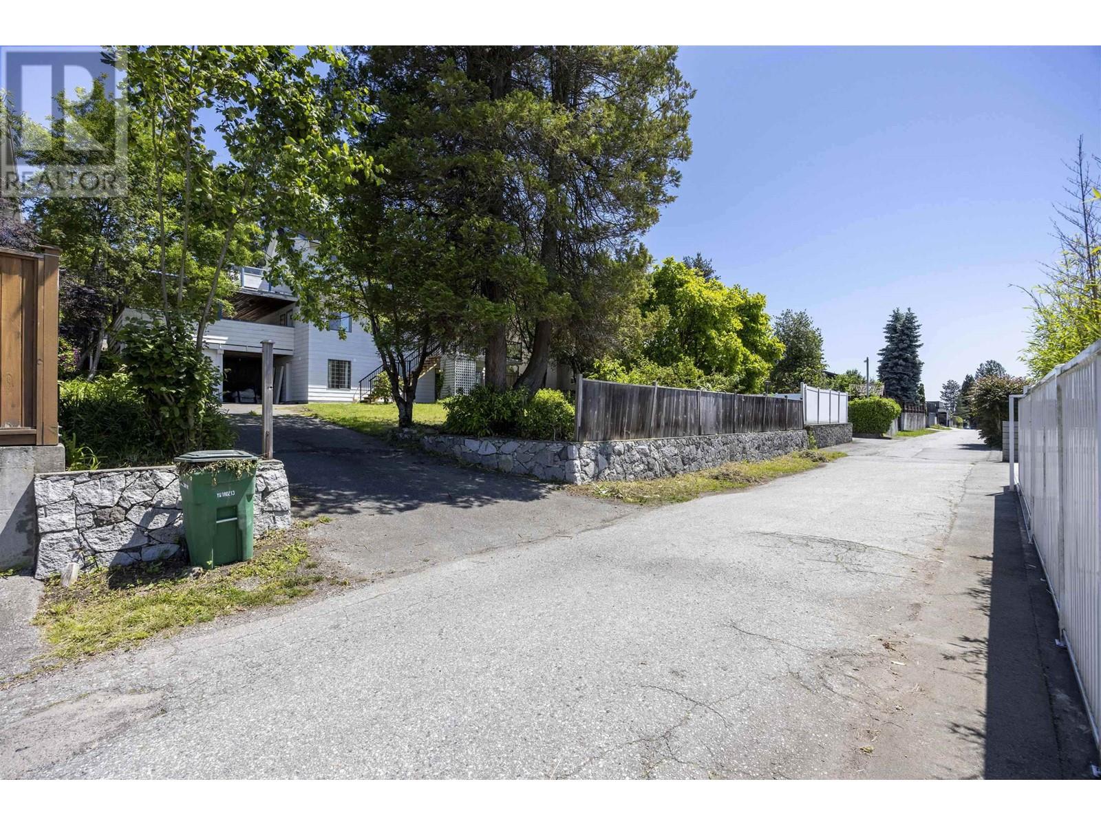1277 Holdom Avenue, Burnaby, British Columbia  V5B 3V5 - Photo 3 - R2970080