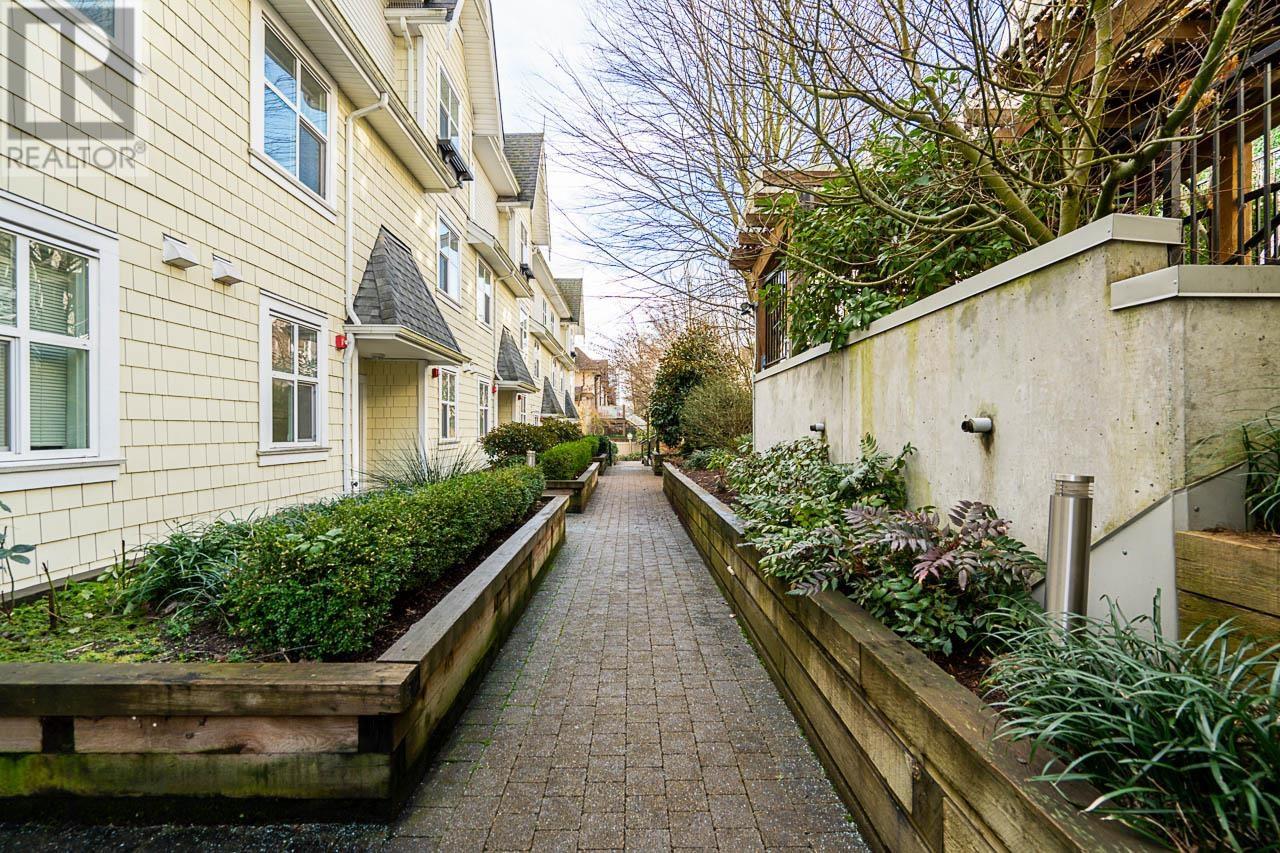 Listing Picture 3 of 26 : 112 7250 18TH AVENUE, Burnaby / 本拿比 - 魯藝地產 Yvonne Lu Group - MLS Medallion Club Member