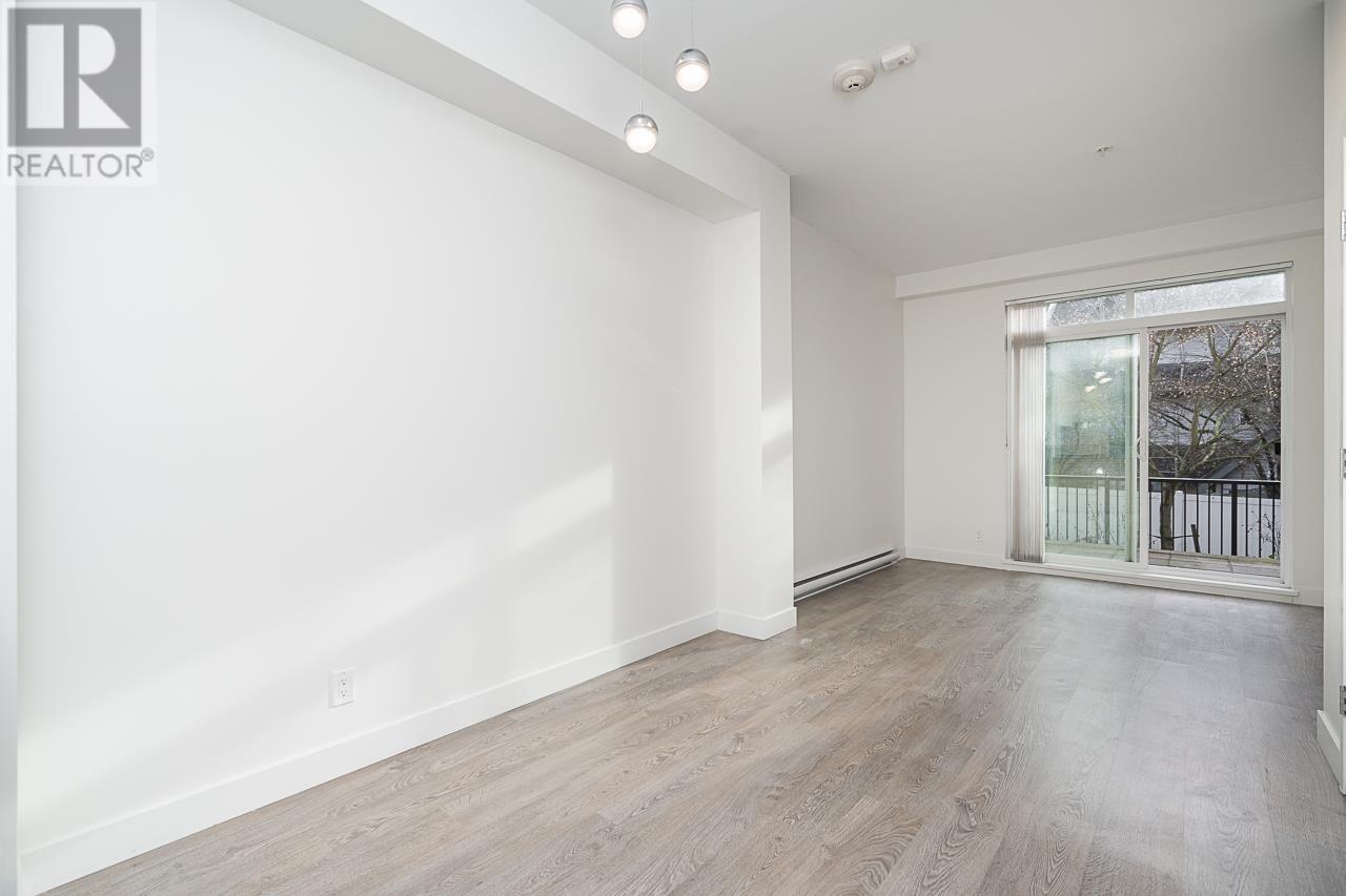 Listing Picture 4 of 26 : 112 7250 18TH AVENUE, Burnaby / 本拿比 - 魯藝地產 Yvonne Lu Group - MLS Medallion Club Member